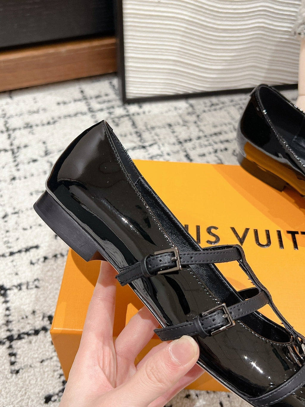 LOUIS VUITTON POINTED FLAT SHOES IN BLACK CALFSKIN