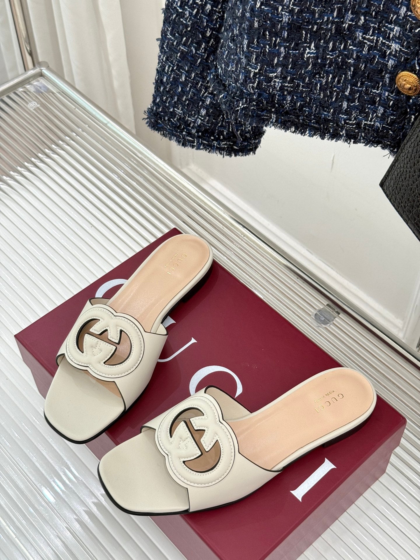 GUCCI SLIDE SANDALS IN CREAM WHITE CALFSKIN