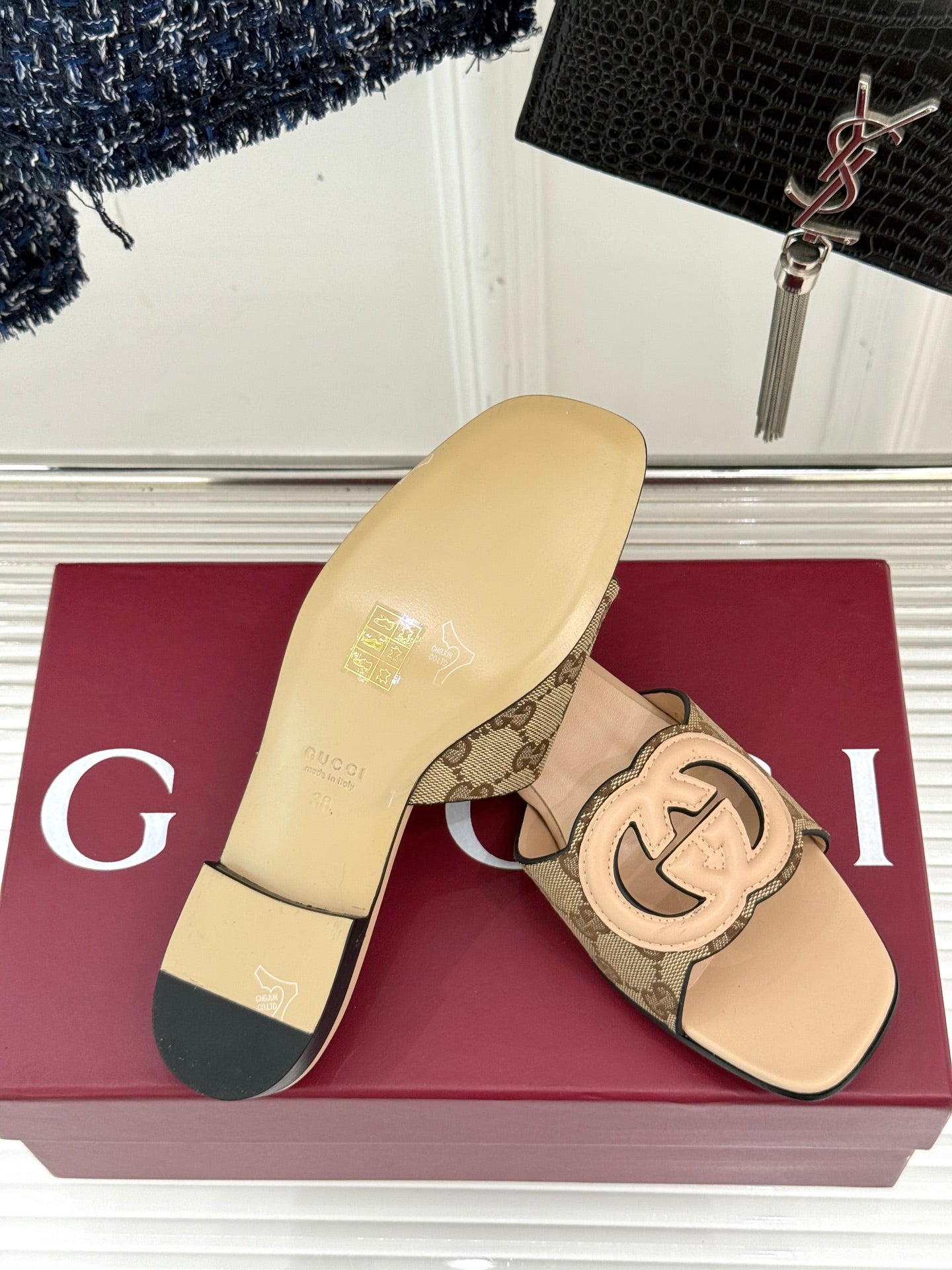 GUCCI SLIDE SANDALS IN BEIGE CALFSKIN