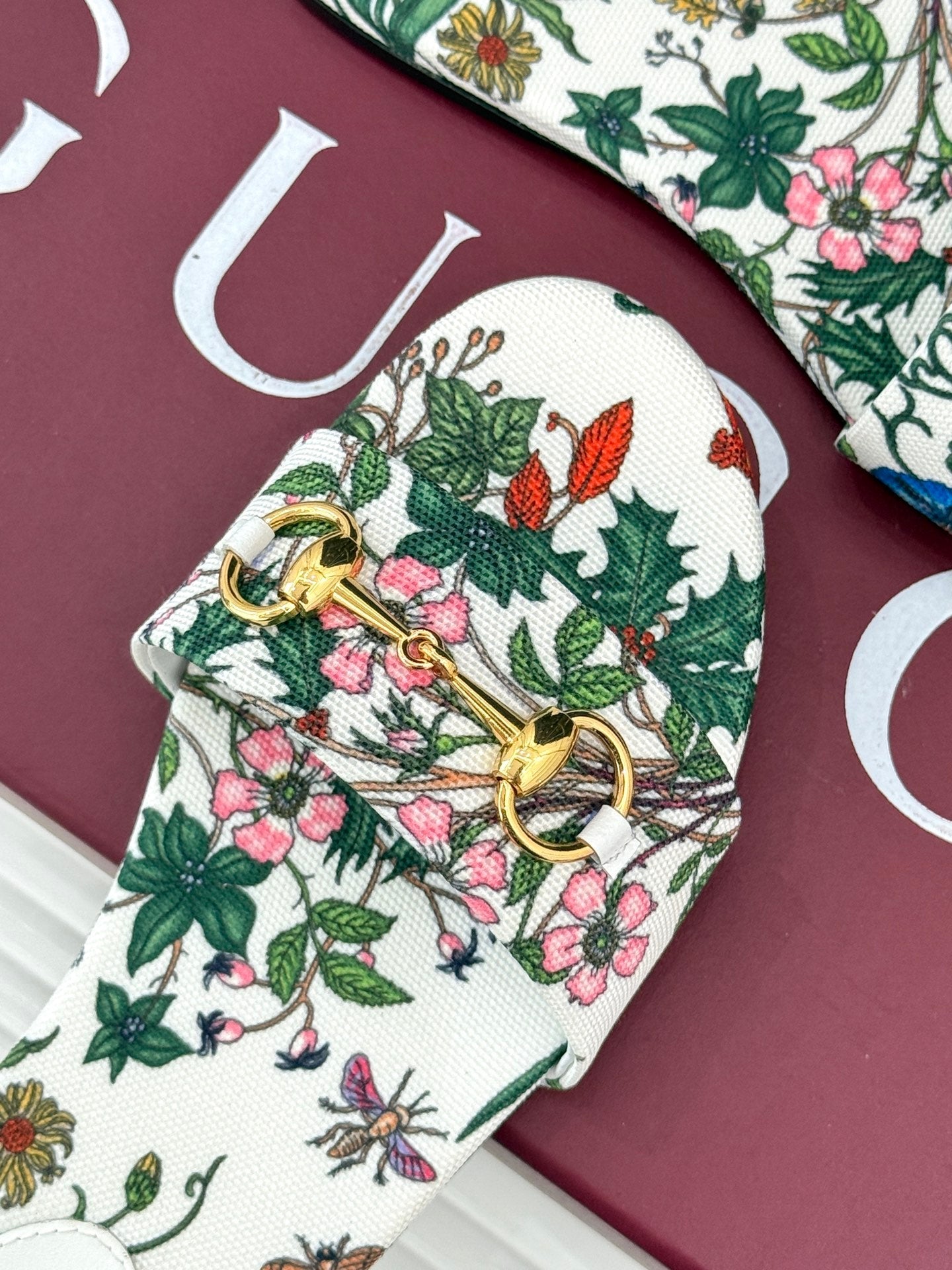 GUCCI SLIDE SANDALS IN WHITE FABRIC FLORAL AND LEAF PRINT