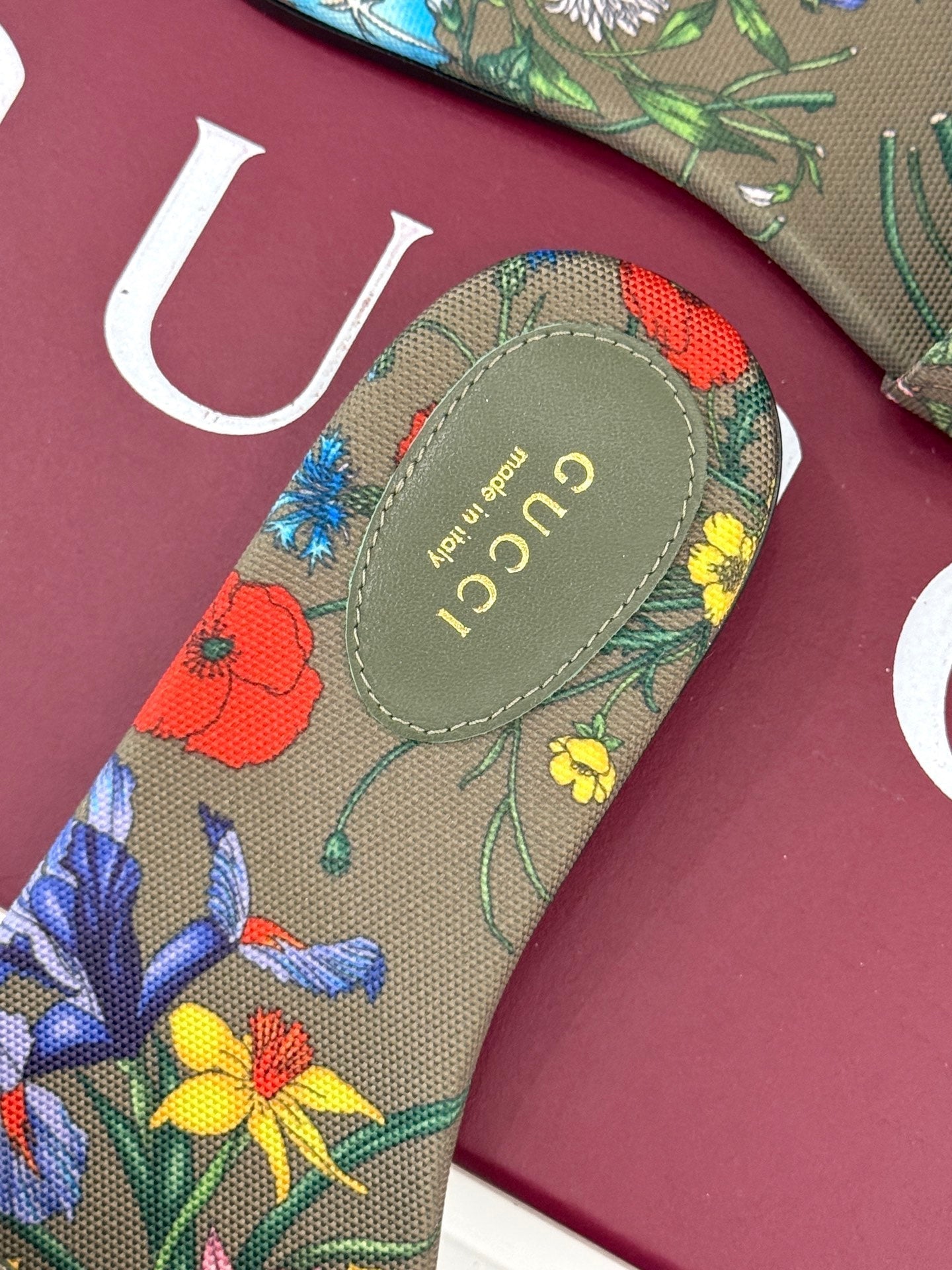 GUCCI SLIDE SANDALS IN WARM BEIGE FABRIC FLORAL AND LEAF PRINT