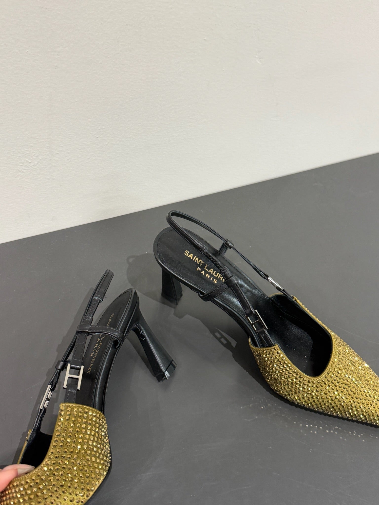 LOUIS VUITTON HIGH SLINGBACKS POINTED-TOE IN METALLIC GOLD LAMBSKIN WITH CRYSTALS