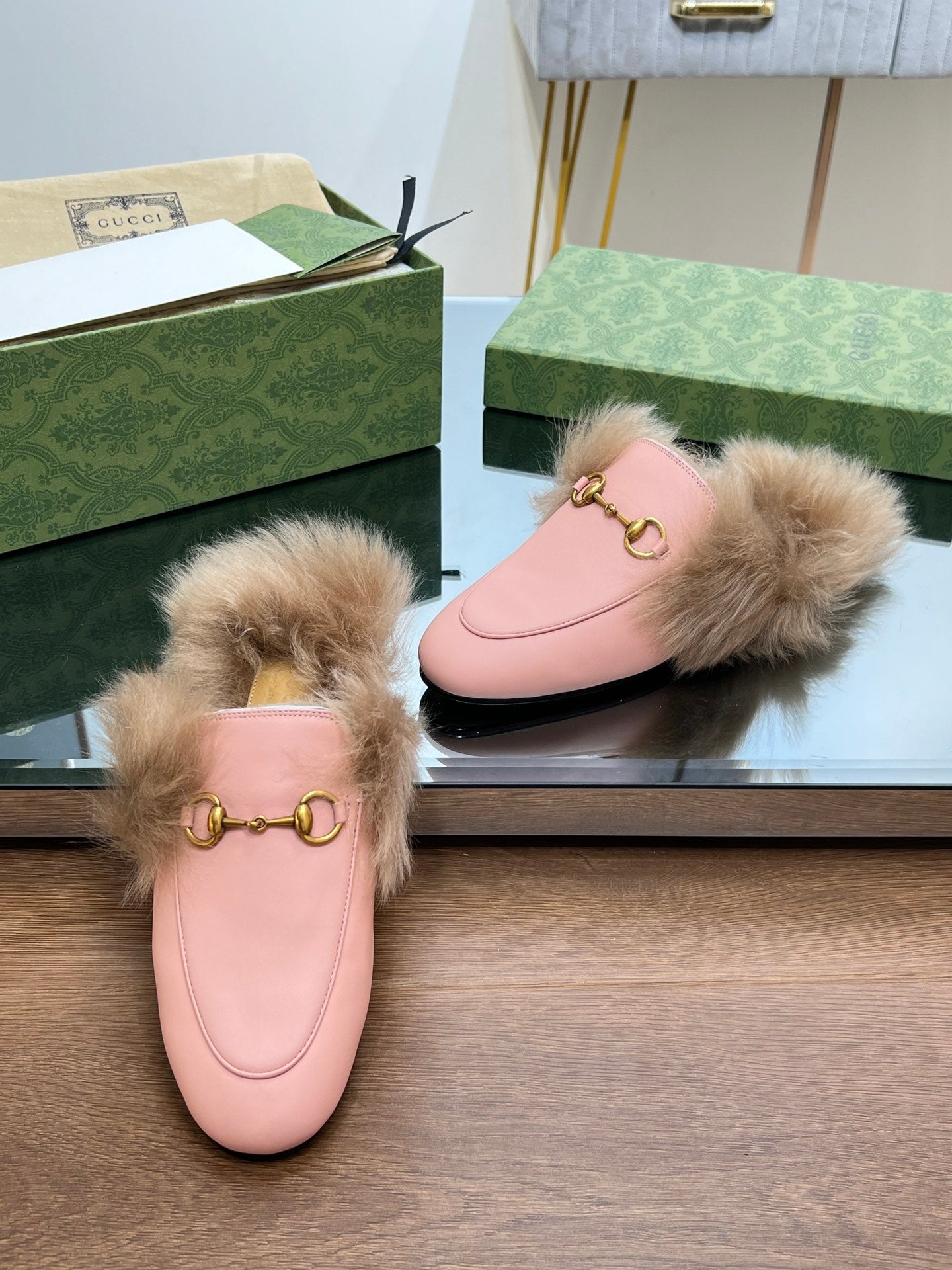 GUCCI HORSEBIT MULE IN LIGHT PINK CALFSKIN AND LAMB WOOL LINING