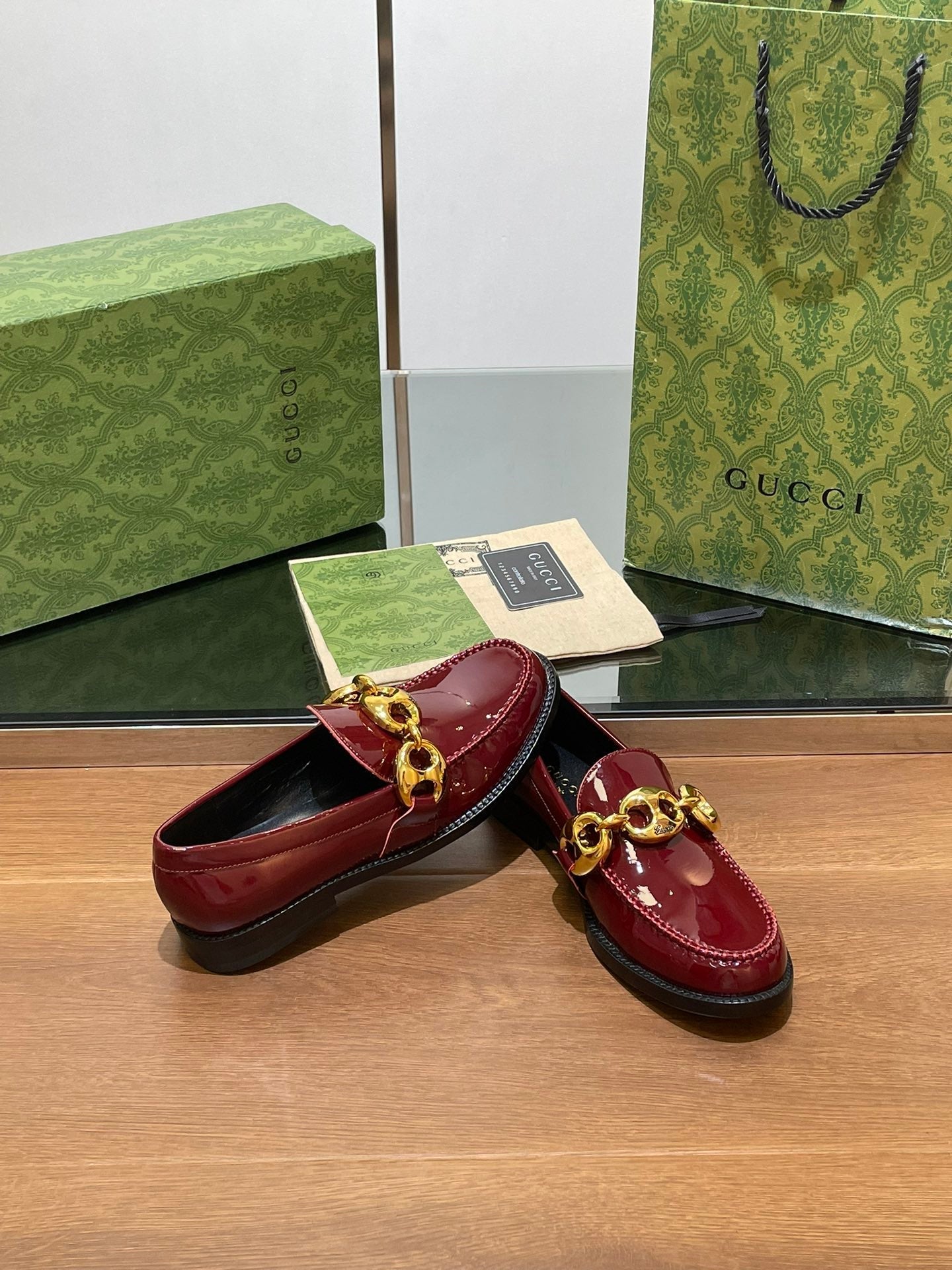 GUCCI LOAFER SHOES IN BLOOD RED CALFSKIN WITH GOLD HARDWARE