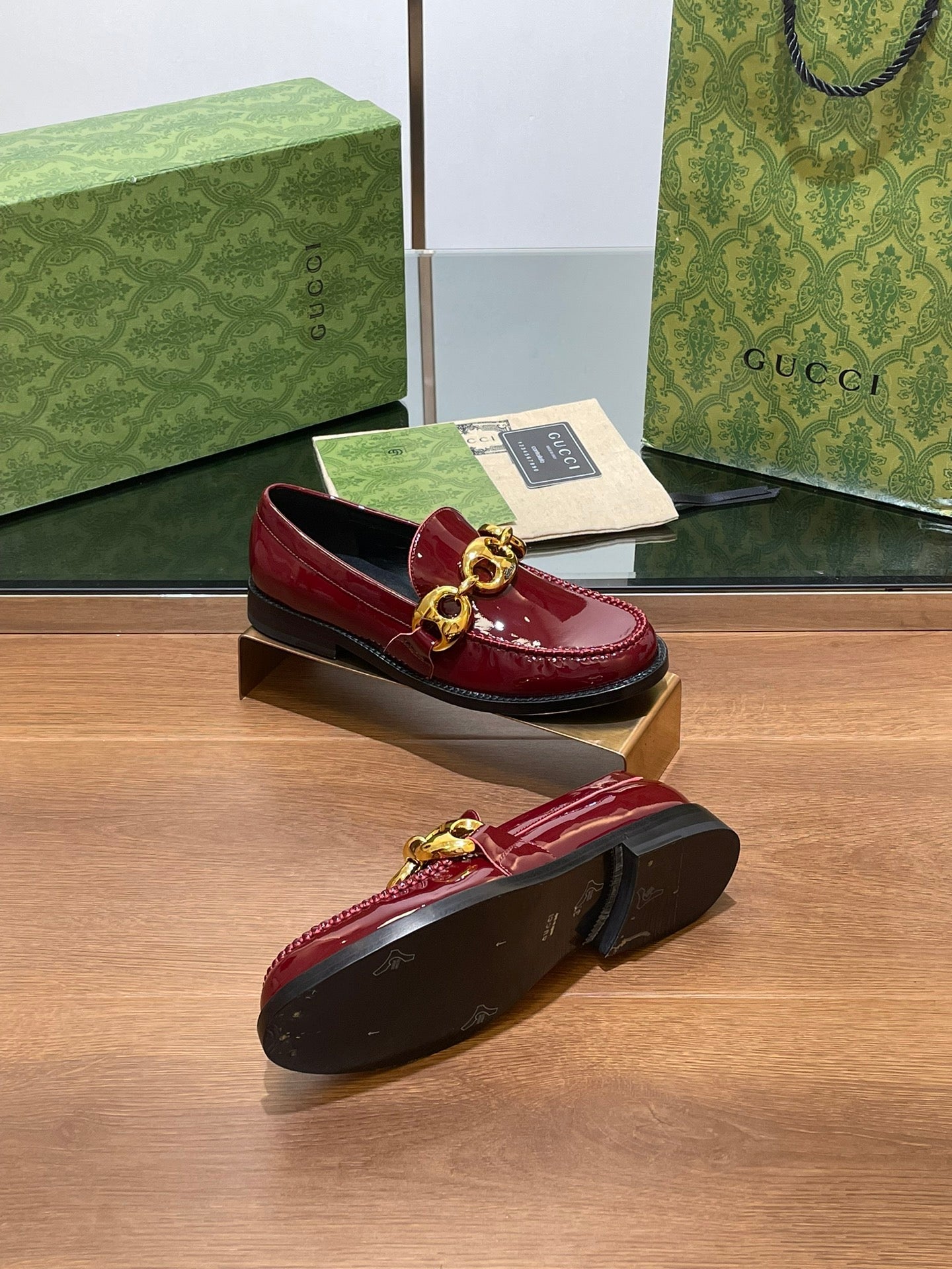 GUCCI LOAFER SHOES IN BLOOD RED CALFSKIN WITH GOLD HARDWARE
