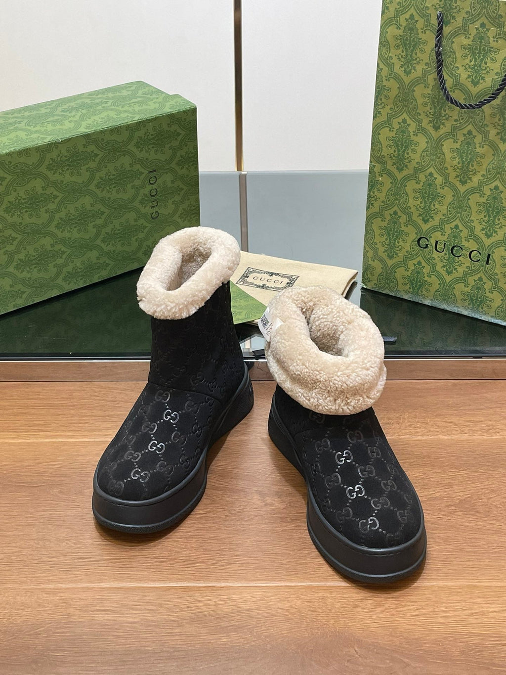 GUCCI SNOW BOOTS IN BLACK EMBOSSED SUEDE AND BEIGE WOOL LINING