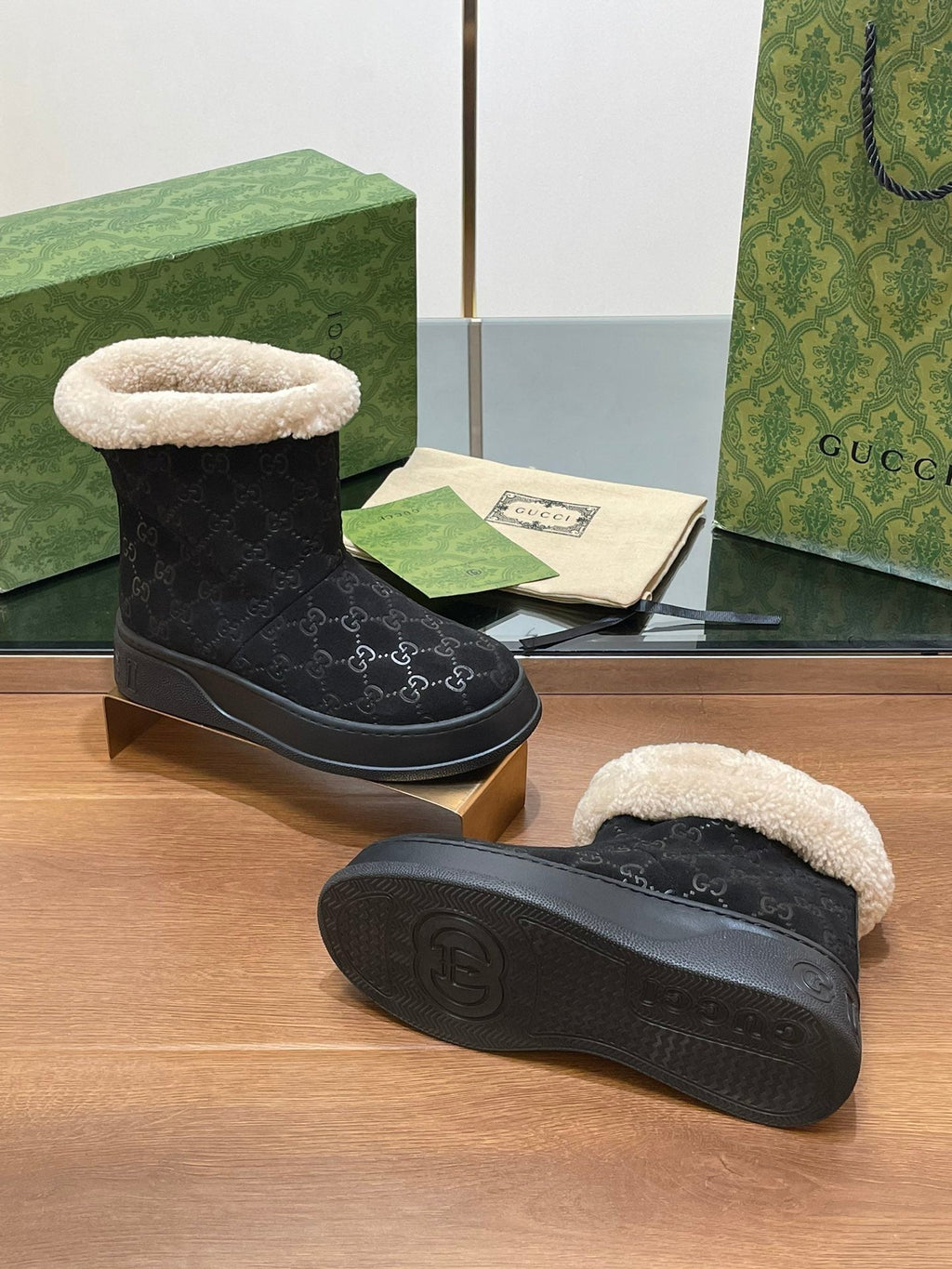 GUCCI SNOW BOOTS IN BLACK EMBOSSED SUEDE AND BEIGE WOOL LINING