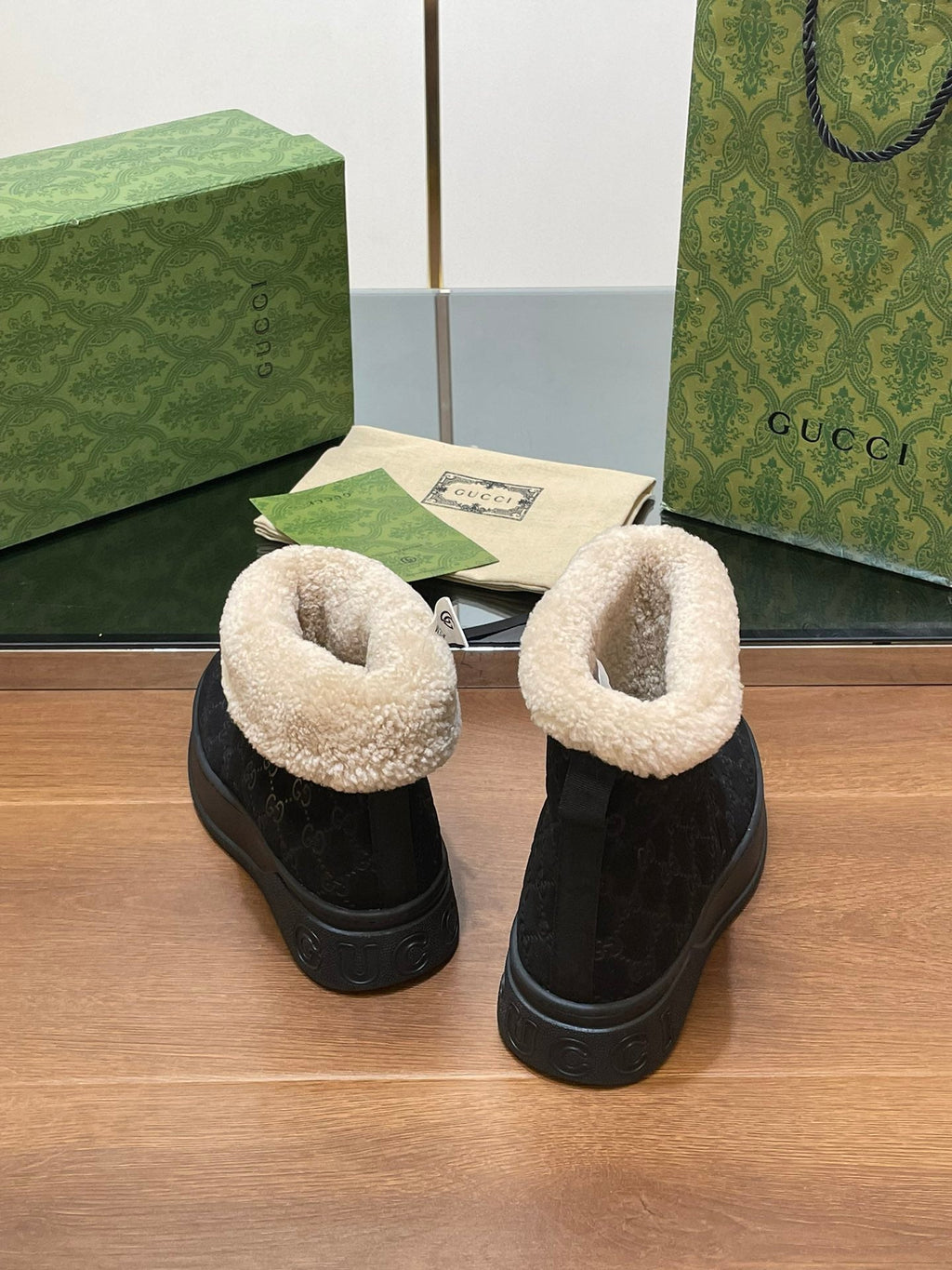 GUCCI SNOW BOOTS IN BLACK EMBOSSED SUEDE AND BEIGE WOOL LINING