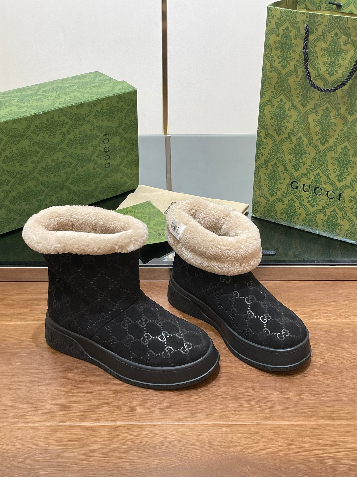 GUCCI SNOW BOOTS IN BLACK EMBOSSED SUEDE AND BEIGE WOOL LINING