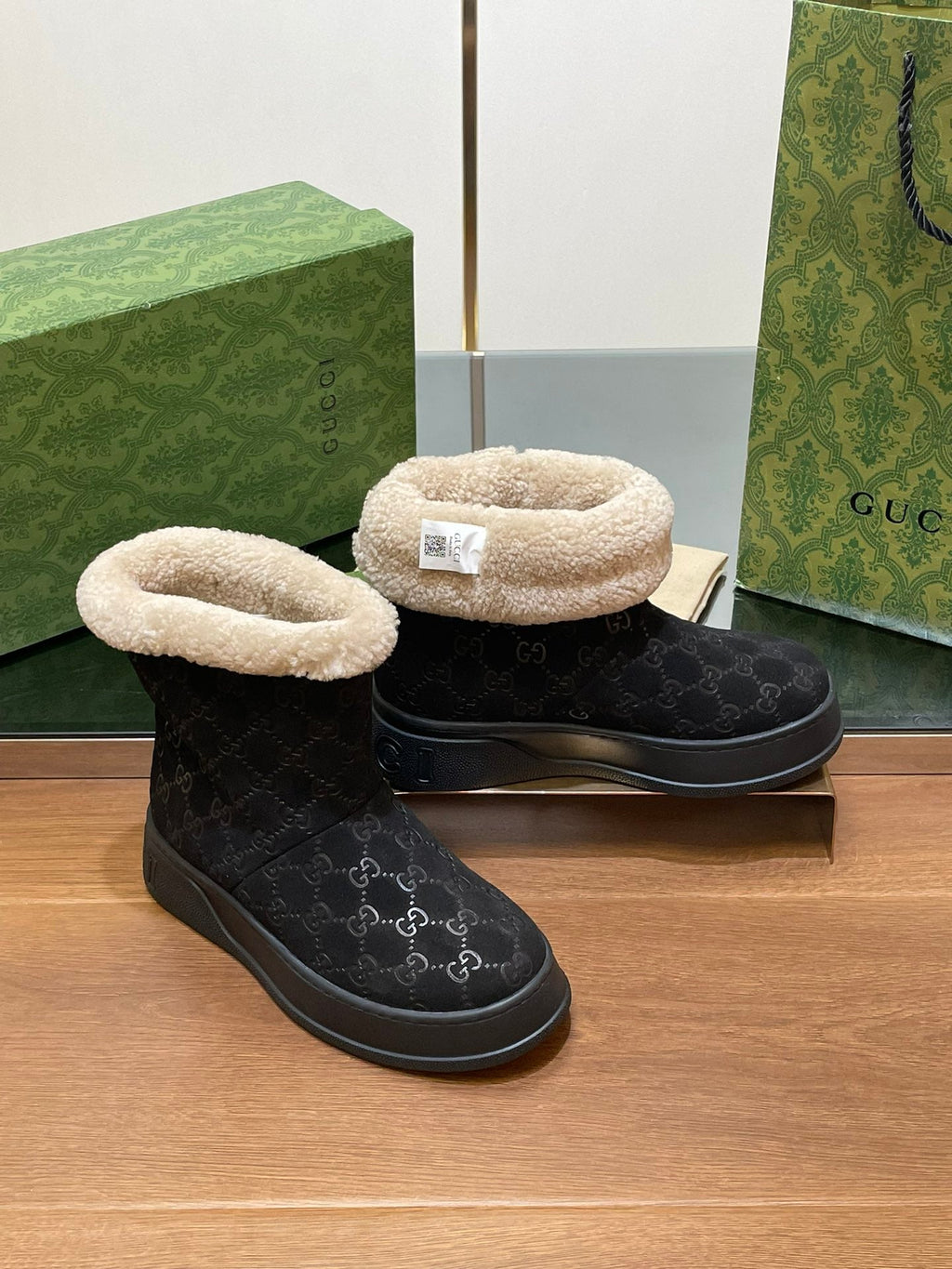 GUCCI SNOW BOOTS IN BLACK EMBOSSED SUEDE AND BEIGE WOOL LINING