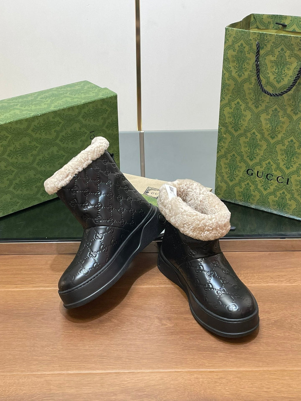 GUCCI SNOW BOOTS IN BLACK EMBOSSED DEERSKIN AND BEIGE WOOL LINING