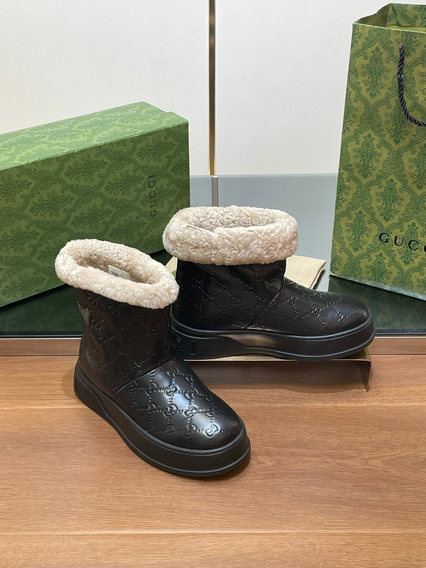 GUCCI SNOW BOOTS IN BLACK EMBOSSED DEERSKIN AND BEIGE WOOL LINING