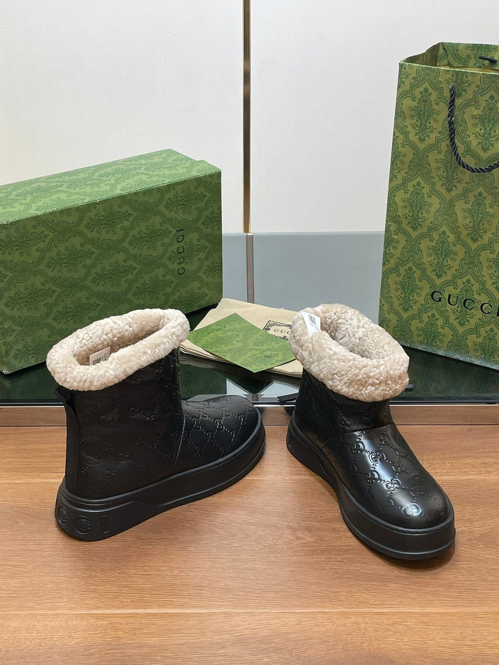 GUCCI SNOW BOOTS IN BLACK EMBOSSED DEERSKIN AND BEIGE WOOL LINING