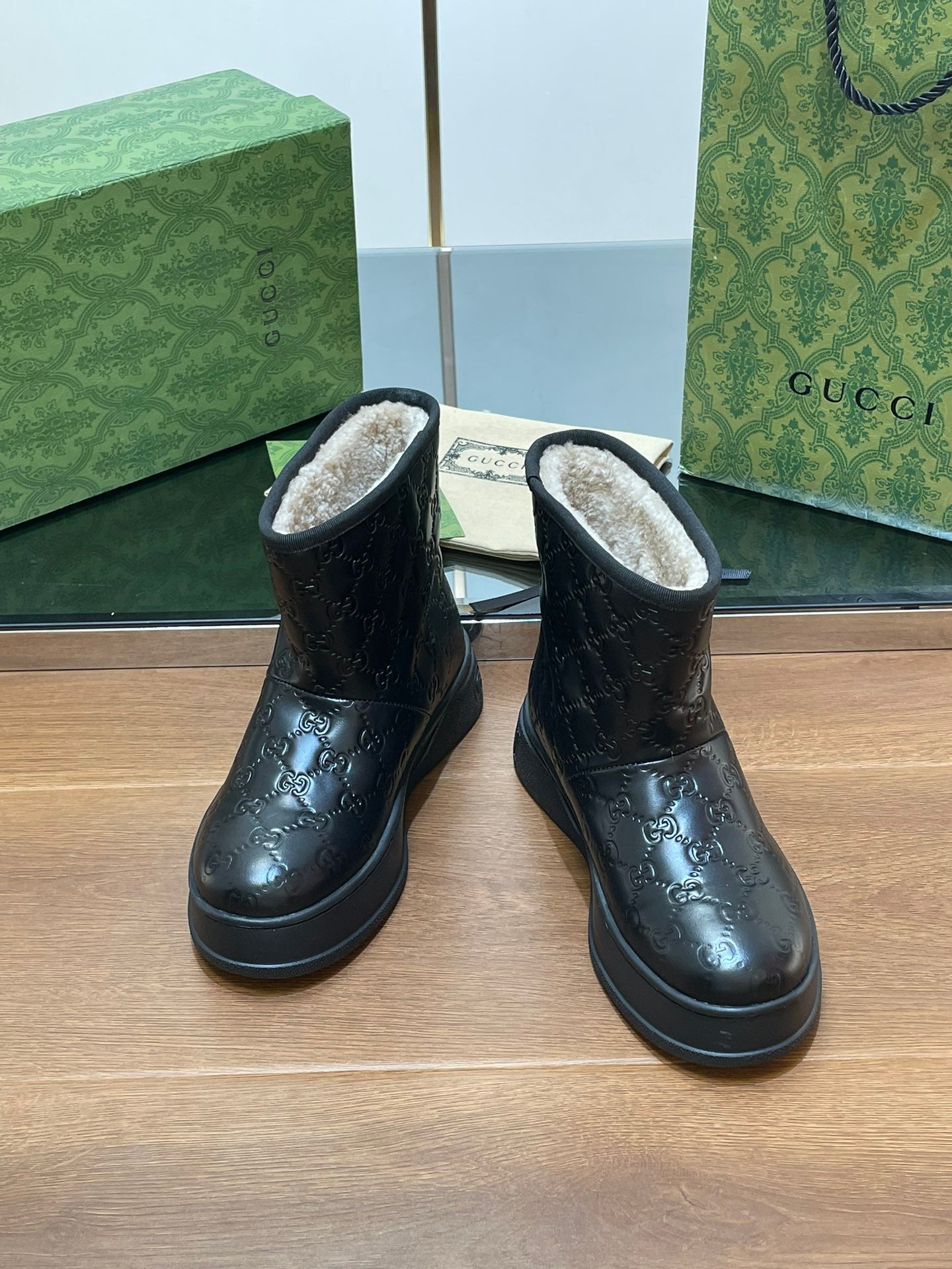 GUCCI U BOOTS IN BLACK EMBOSSED SUEDE AND BEIGE WOOL LINING