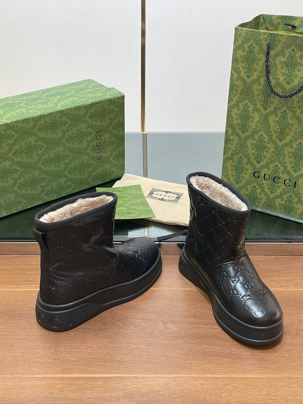 GUCCI U BOOTS IN BLACK EMBOSSED SUEDE AND BEIGE WOOL LINING