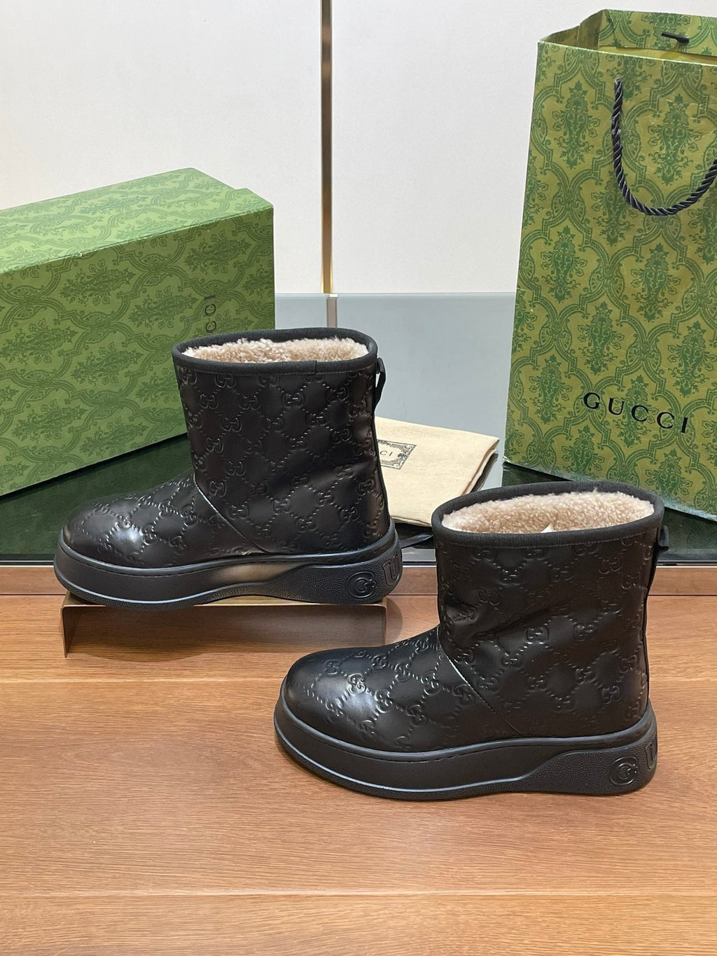 GUCCI U BOOTS IN BLACK EMBOSSED DEERSKIN AND BEIGE WOOL LINING
