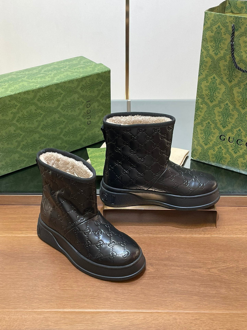 GUCCI U BOOTS IN BLACK EMBOSSED SUEDE AND BEIGE WOOL LINING