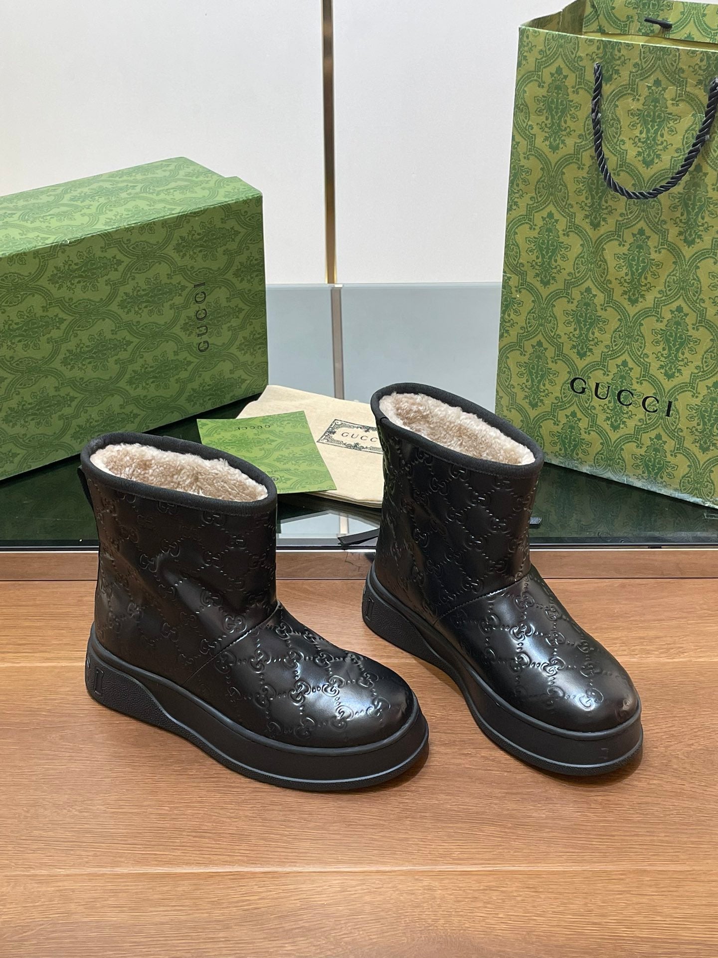 GUCCI U BOOTS IN BLACK EMBOSSED DEERSKIN AND BEIGE WOOL LINING