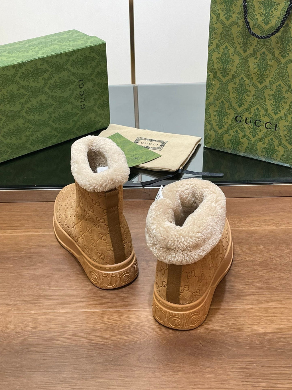 GUCCI SNOW BOOTS IN CIDER BROWN EMBOSSED SUEDE AND BEIGE WOOL LINING