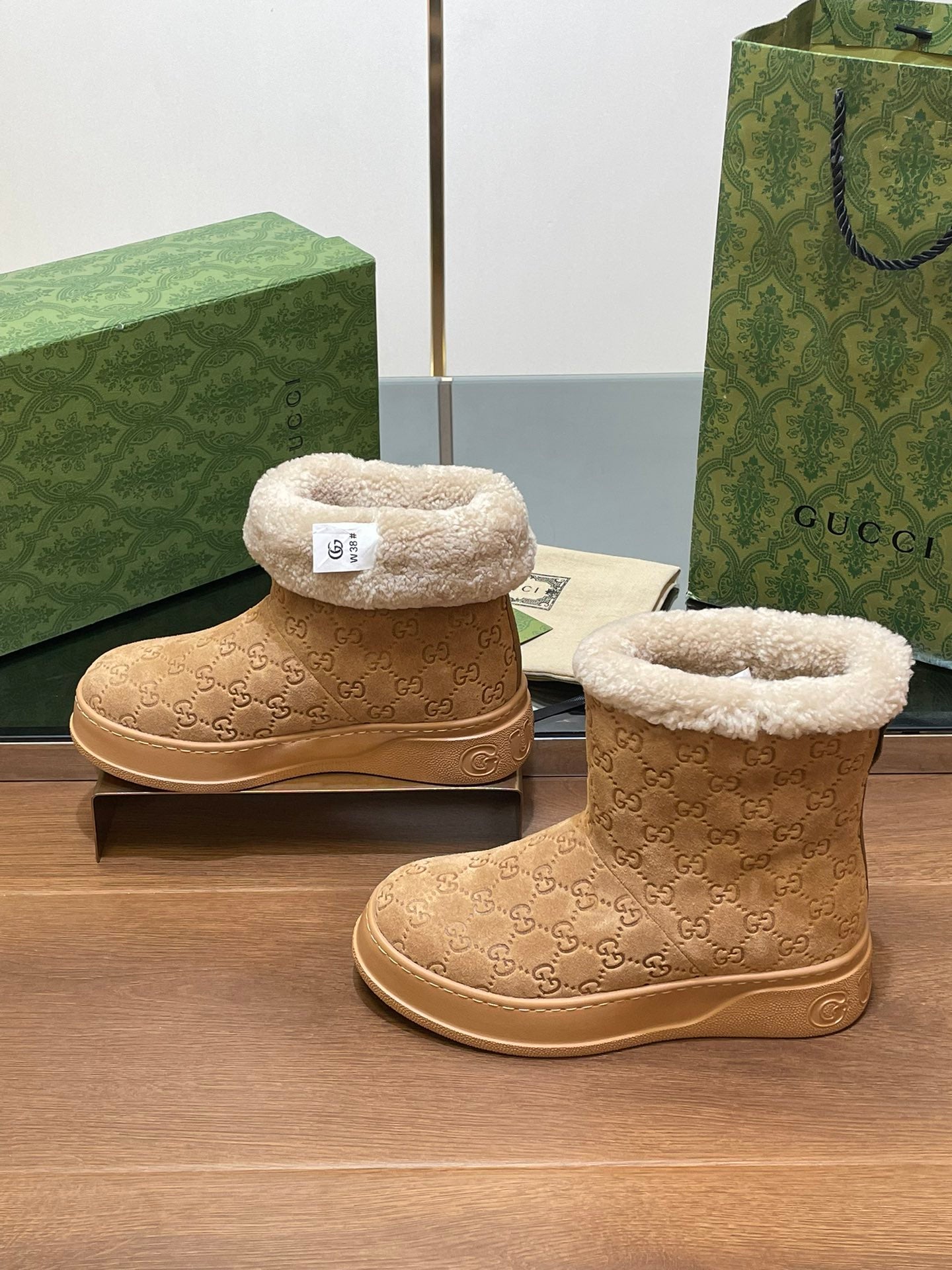 GUCCI SNOW BOOTS IN CIDER BROWN EMBOSSED SUEDE AND BEIGE WOOL LINING