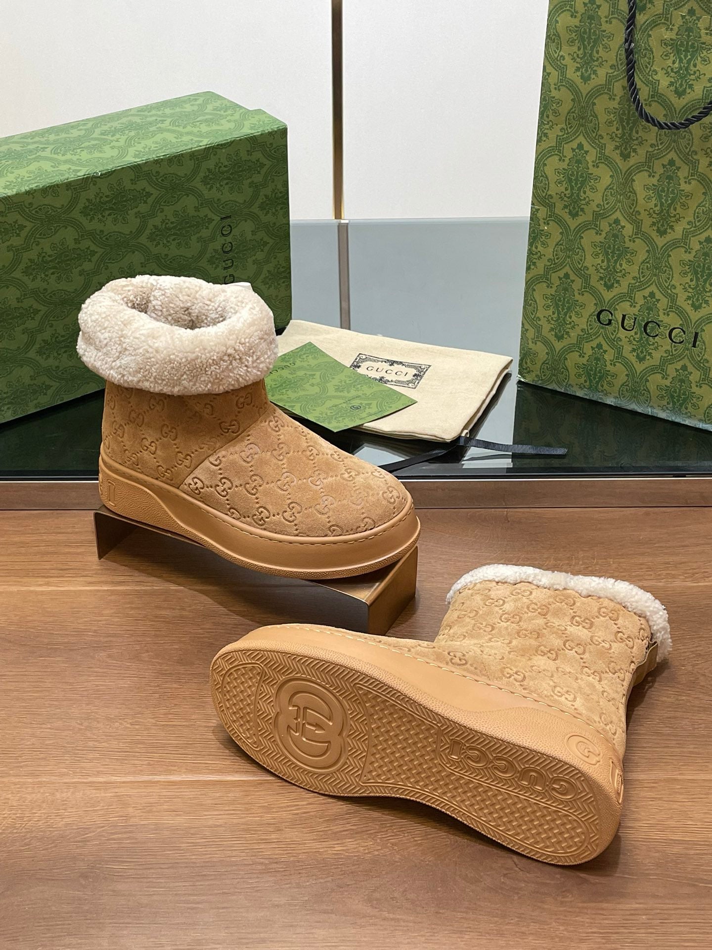 GUCCI SNOW BOOTS IN CIDER BROWN EMBOSSED SUEDE AND BEIGE WOOL LINING
