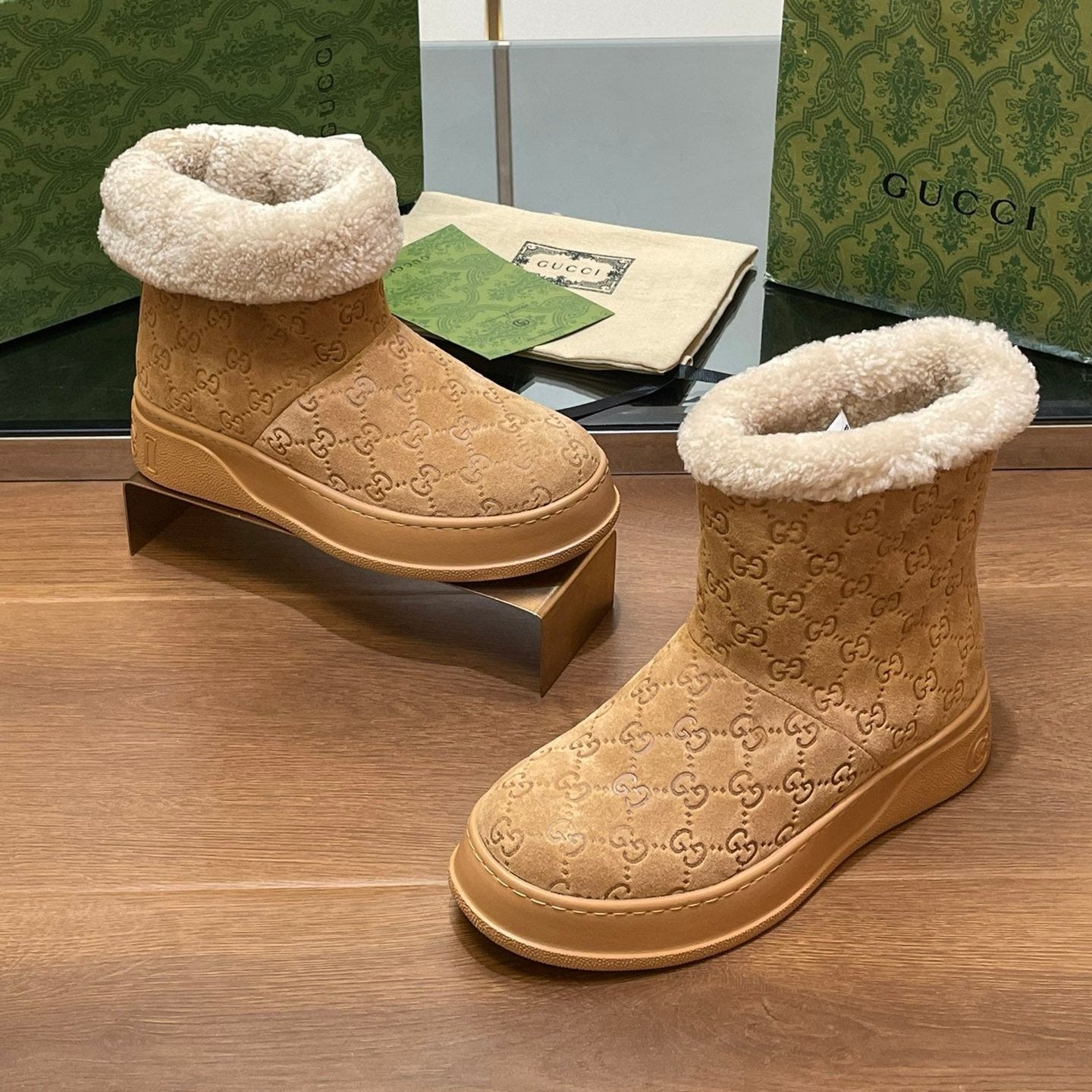 GUCCI SNOW BOOTS IN CIDER BROWN EMBOSSED SUEDE AND BEIGE WOOL LINING