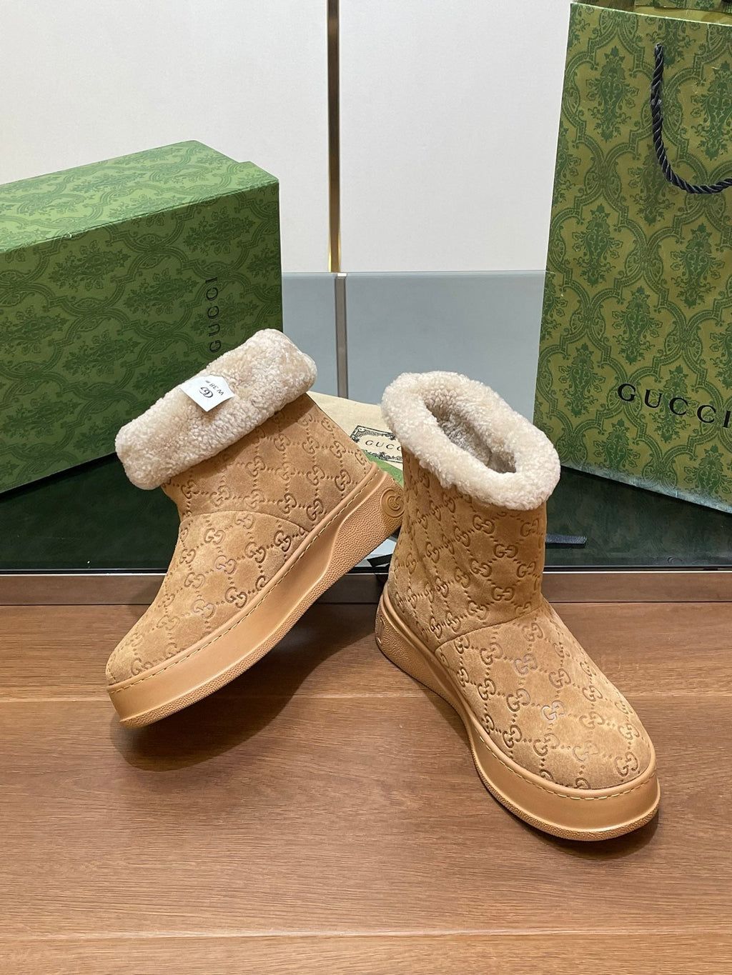 GUCCI SNOW BOOTS IN CIDER BROWN EMBOSSED SUEDE AND BEIGE WOOL LINING