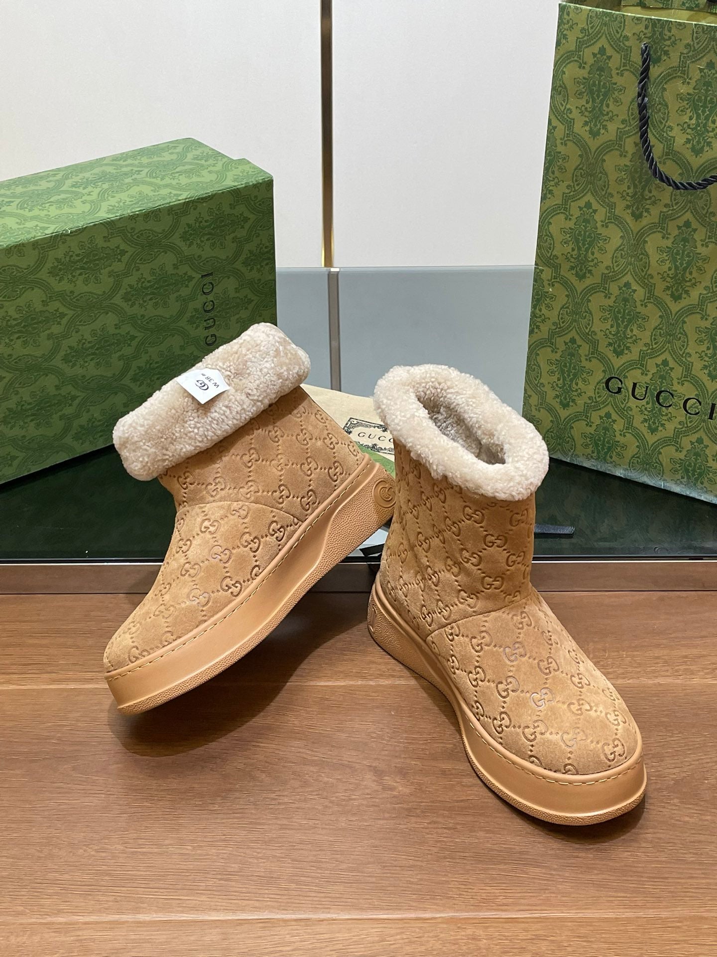 GUCCI SNOW BOOTS IN CIDER BROWN EMBOSSED SUEDE AND BEIGE WOOL LINING