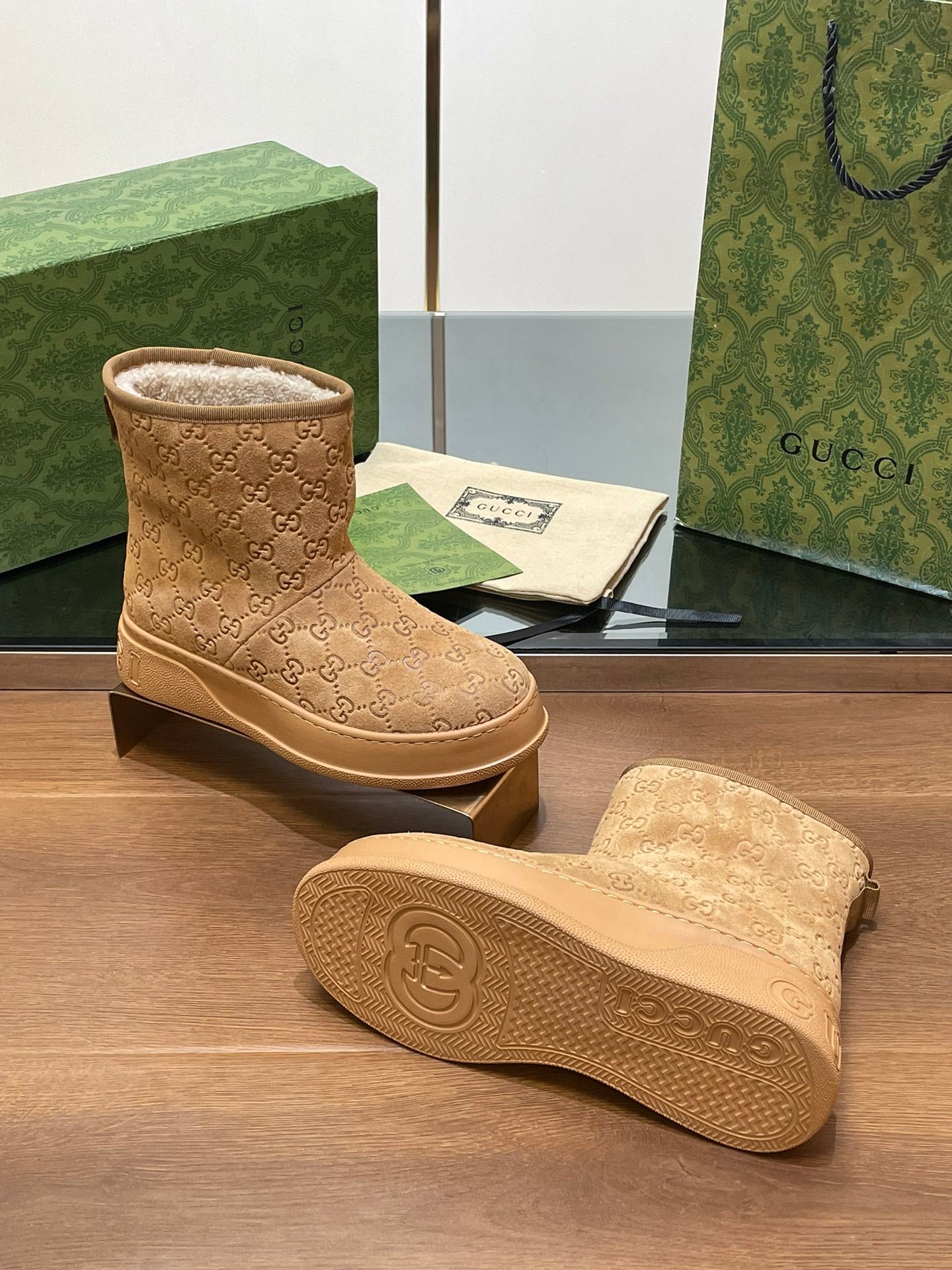 GUCCI U BOOTS IN CIDER BROWN EMBOSSED SUEDE AND BEIGE WOOL LINING