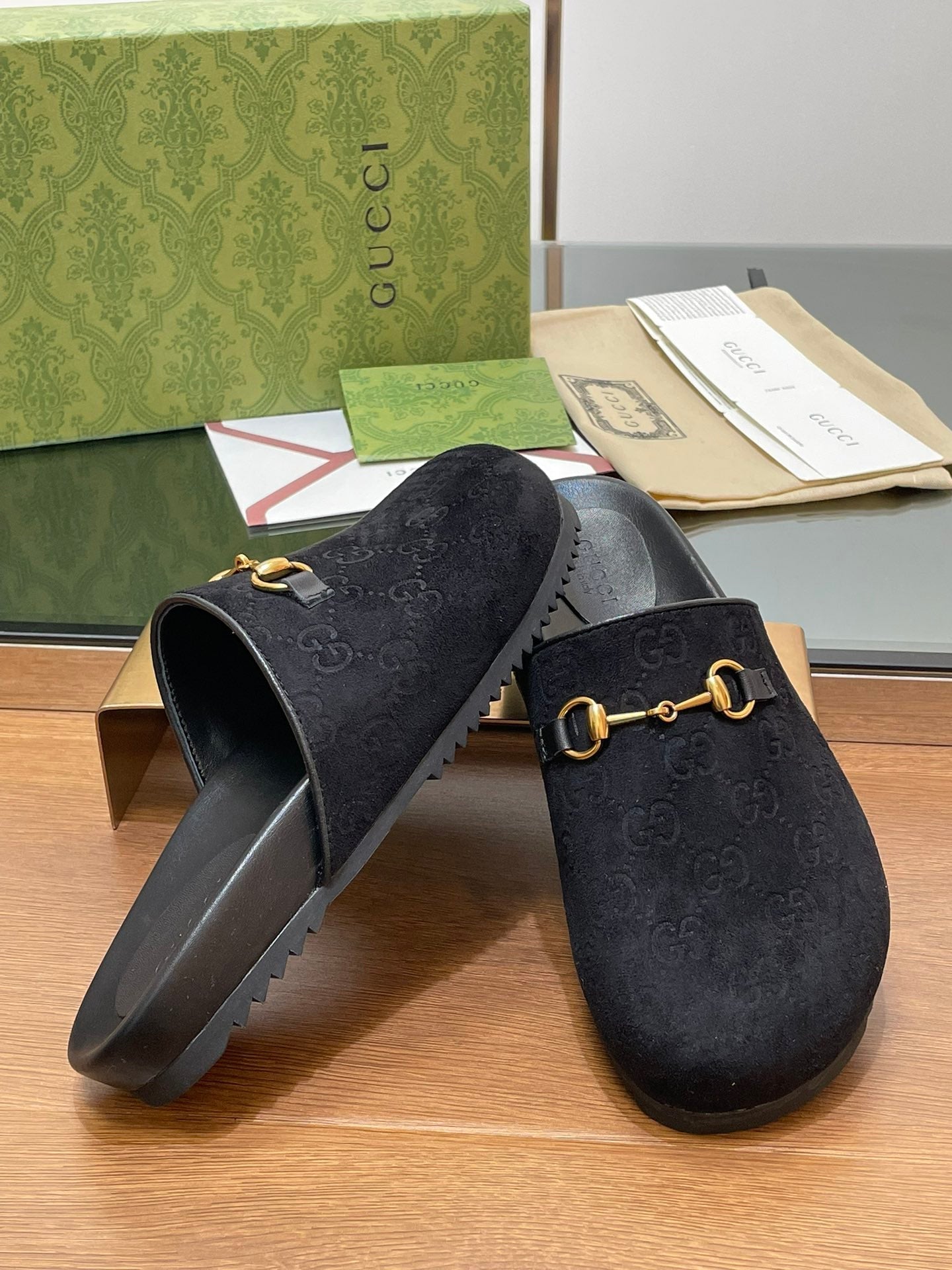 GUCCI HORSEBIT MULE IN BLACK EMBOSSED SUEDE AND SHEEPSKIN LINING