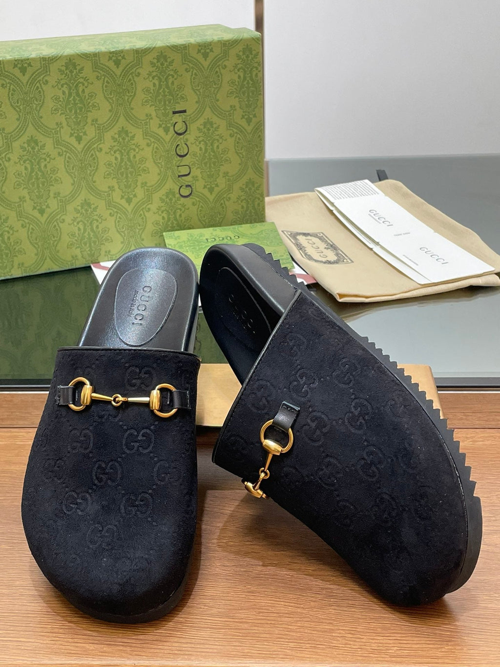 GUCCI HORSEBIT MULE IN BLACK EMBOSSED SUEDE AND SHEEPSKIN LINING