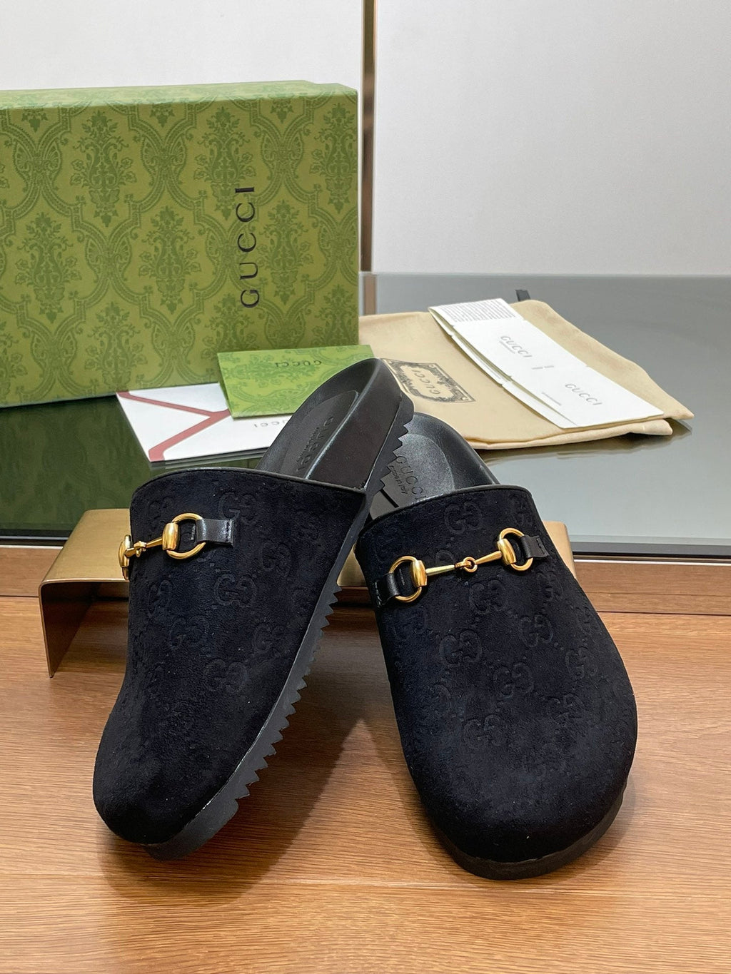 GUCCI HORSEBIT MULE IN BLACK EMBOSSED SUEDE AND SHEEPSKIN LINING