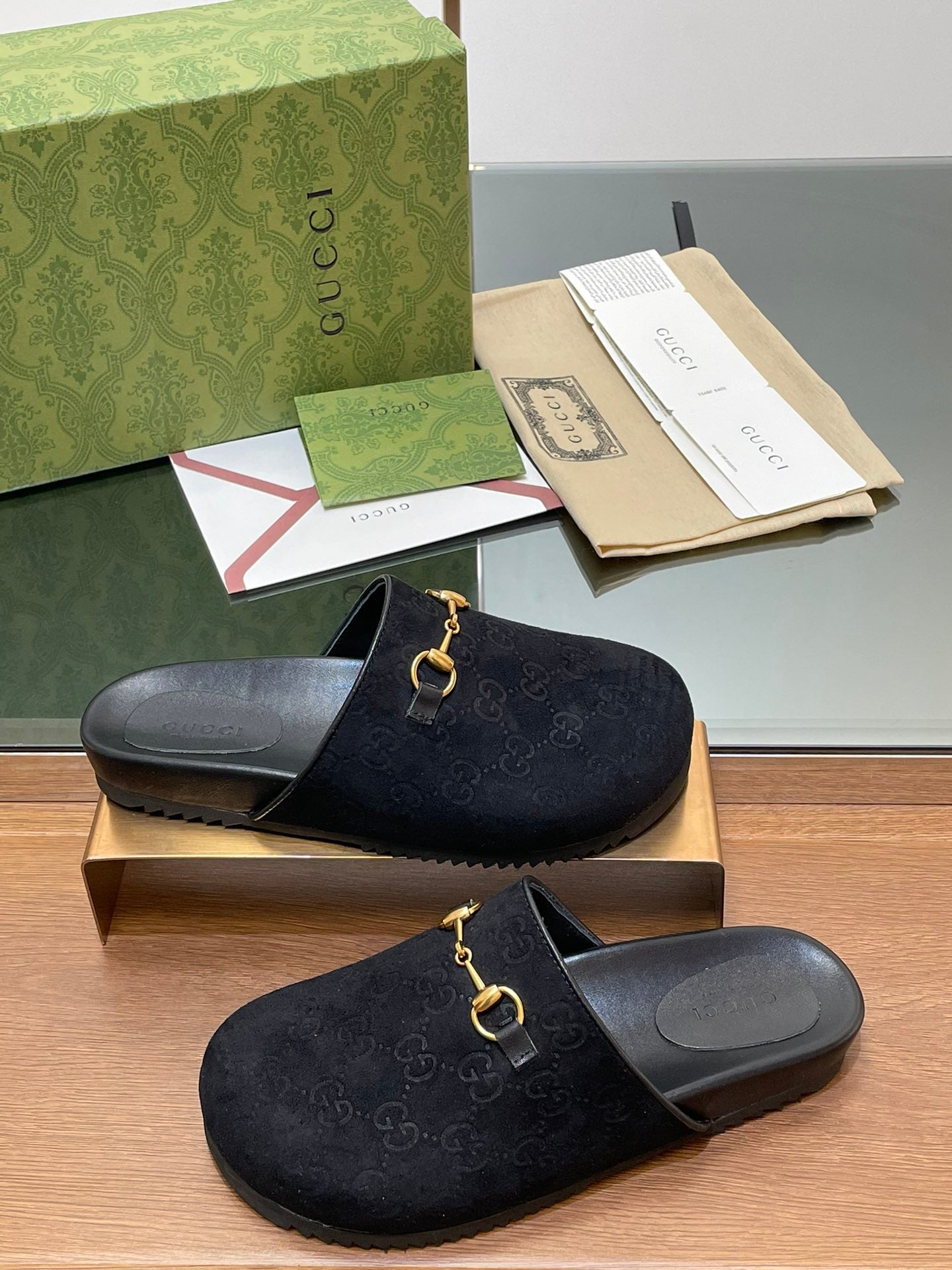 GUCCI HORSEBIT MULE IN BLACK EMBOSSED SUEDE AND SHEEPSKIN LINING