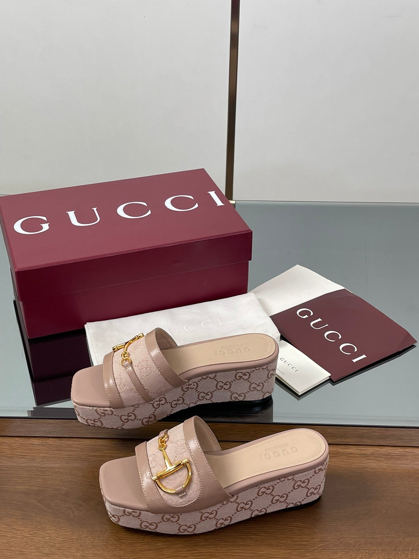 GUCCI HIGH 6.3 CM WEDGE SANDALS IN DUSTY PINK CALFSKIN AND FABRIC
