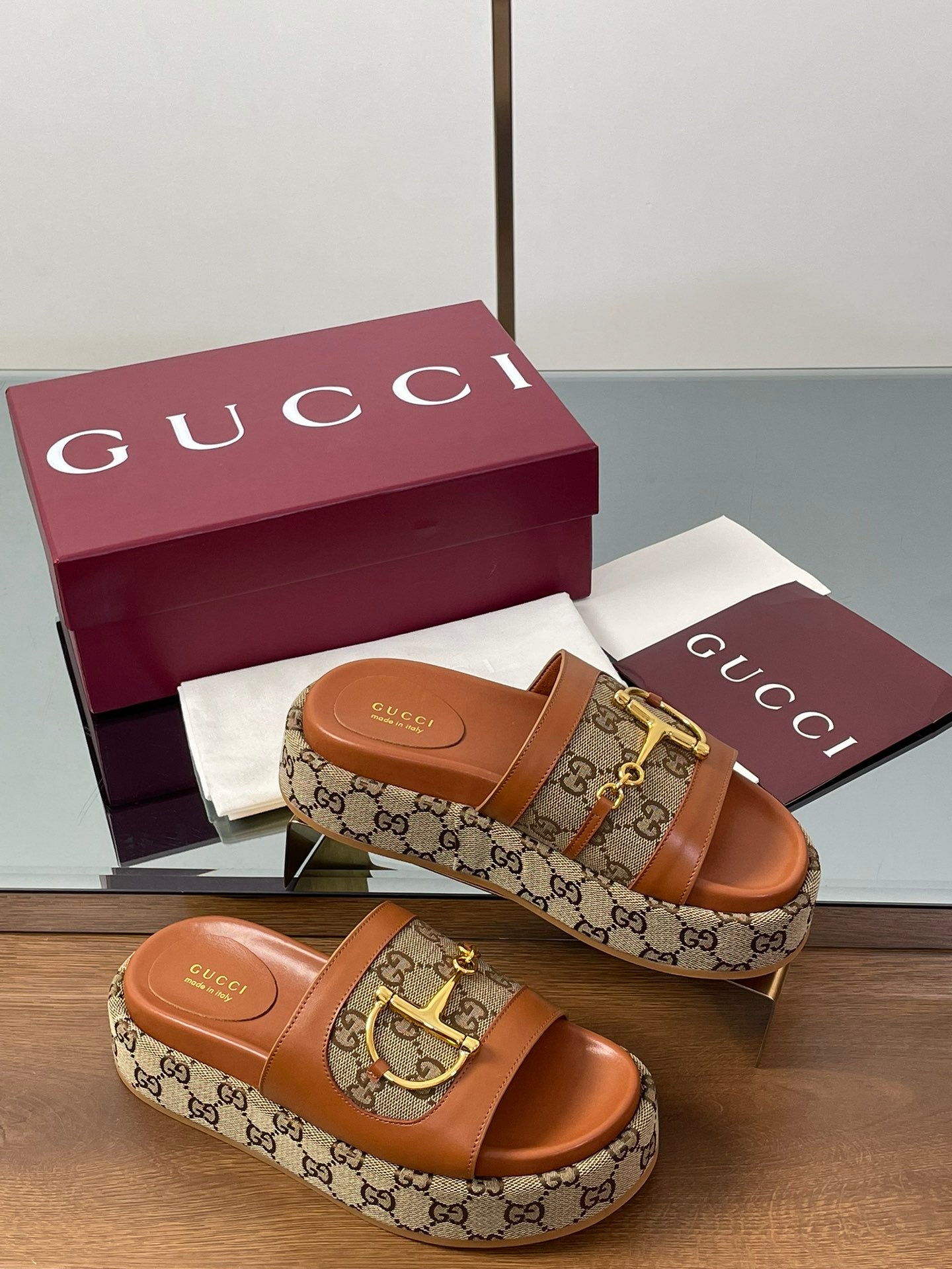 GUCCI HIGH 5.5 CM WEDGE SANDALS IN BURNT BROWN MIX BEIGE CALFSKIN AND FABRIC
