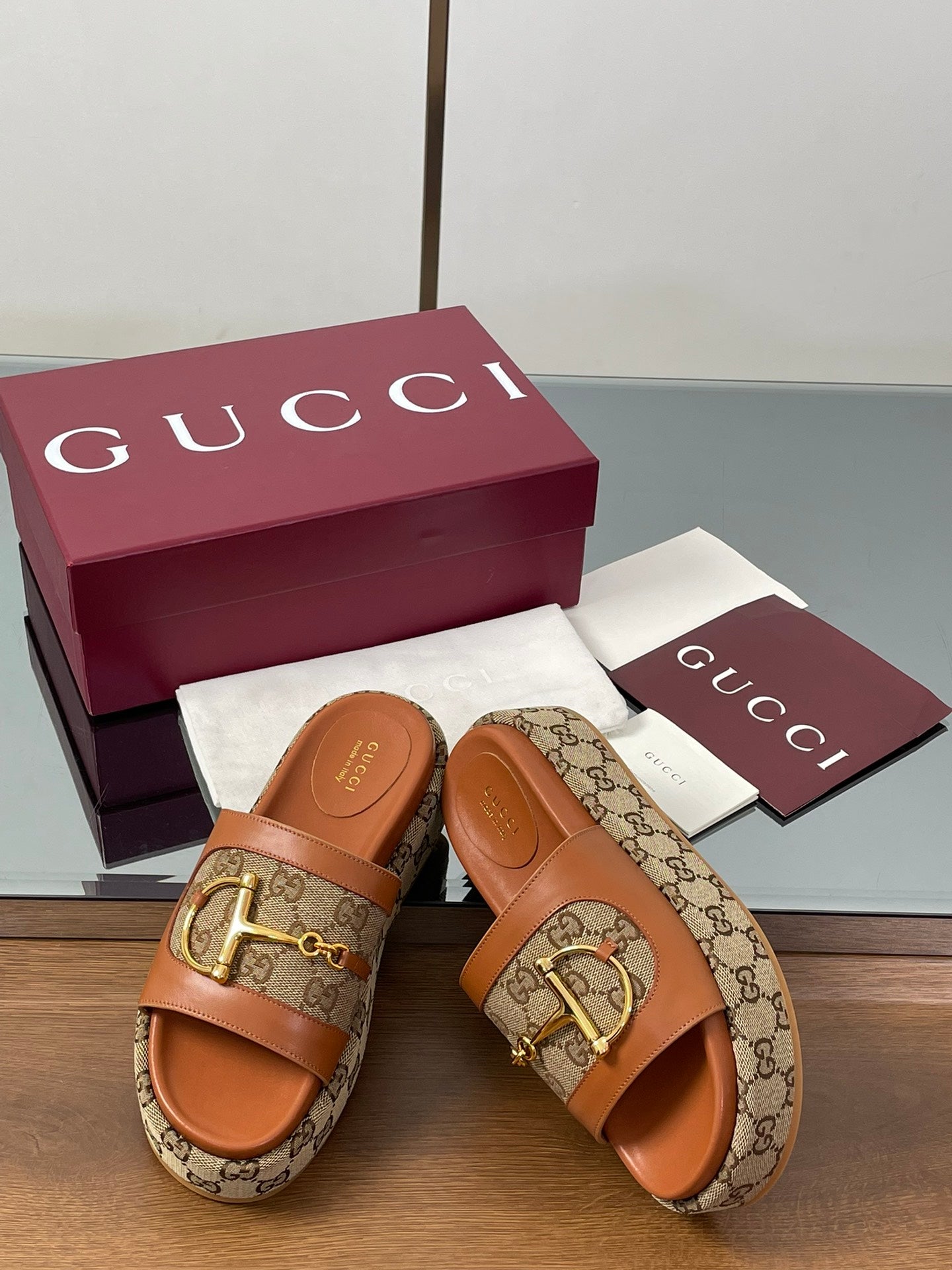 GUCCI HIGH 5.5 CM WEDGE SANDALS IN BURNT BROWN MIX BEIGE CALFSKIN AND FABRIC
