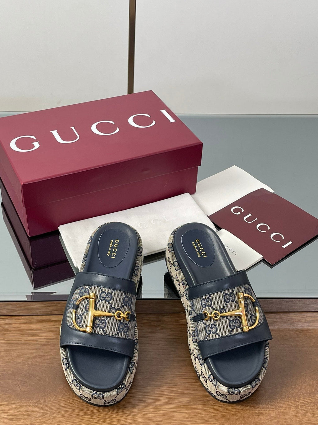 GUCCI HIGH 5.5 CM WEDGE SANDALS IN BLACK AND BEIGE CALFSKIN AND FABRIC