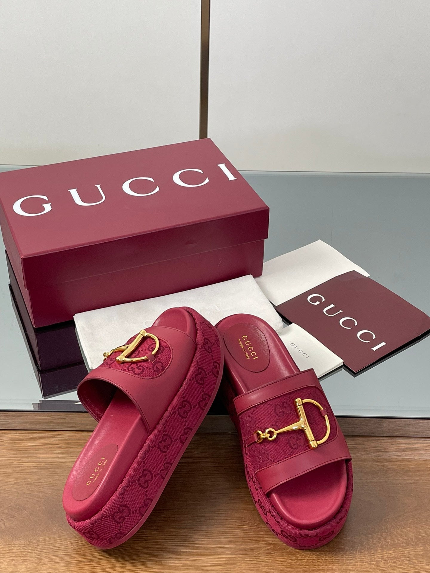 GUCCI HIGH 5.5 CM WEDGE SANDALS IN RED CALFSKIN AND FABRIC