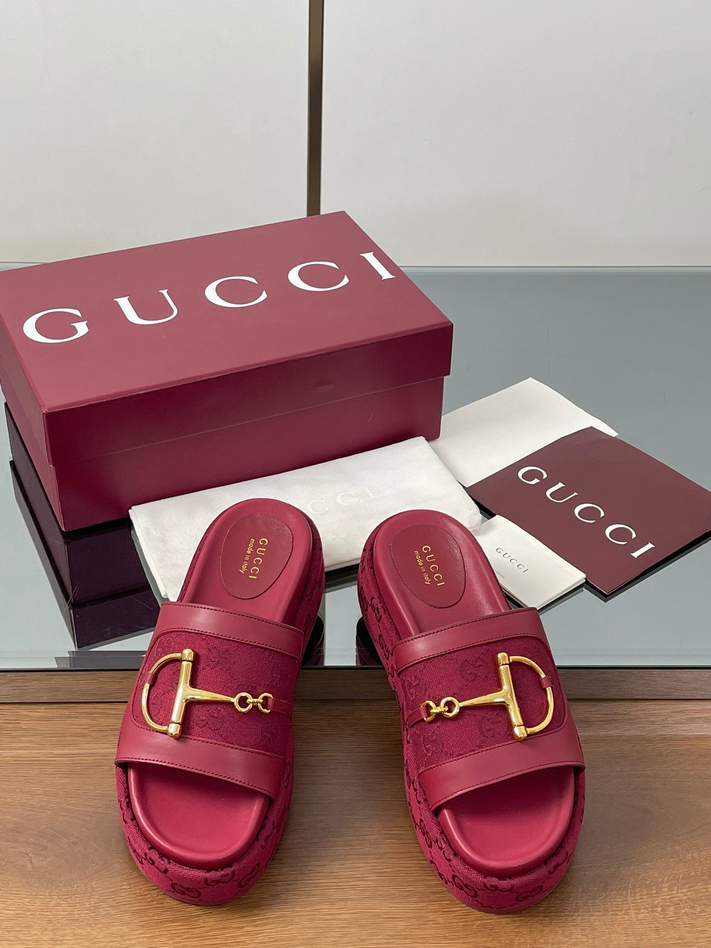 GUCCI HIGH 5.5 CM WEDGE SANDALS IN RED CALFSKIN AND FABRIC