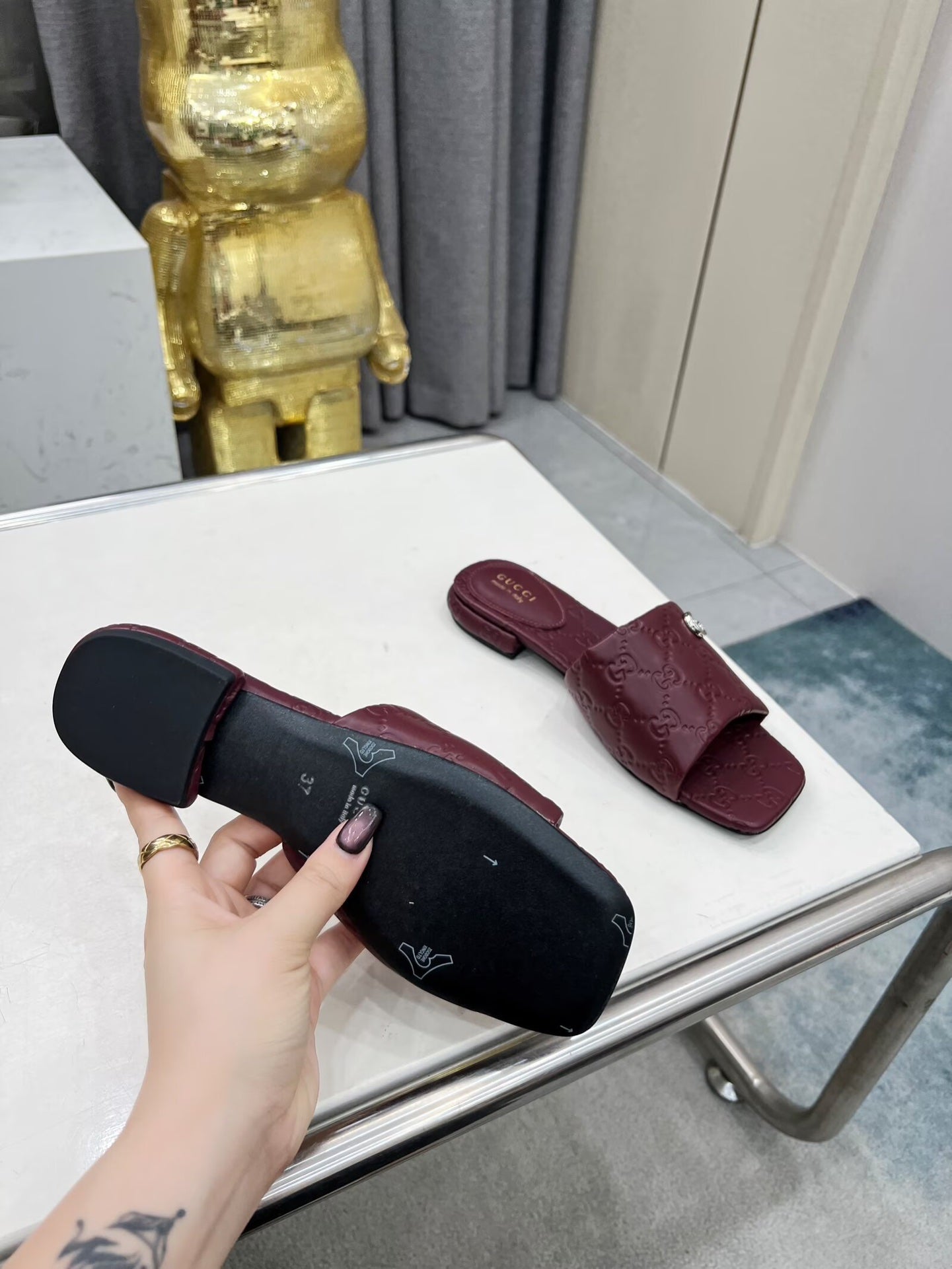 GUCCI CASUAL SLIPPERS IN BURGUNDY RED CALFSKIN LOGO EMBOSSING