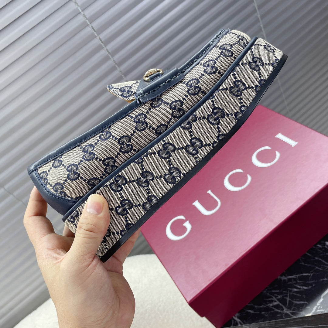 GUCCI HORSEBIT PLATFORM LOAFER IN TAN BEIGEMONOGRAM JACQUARD FABRIC AND NAVY BLUE CALFSKIN