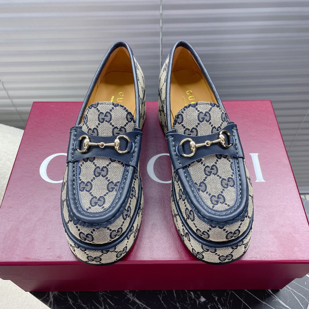 GUCCI HORSEBIT PLATFORM LOAFER IN TAN BEIGEMONOGRAM JACQUARD FABRIC AND NAVY BLUE CALFSKIN
