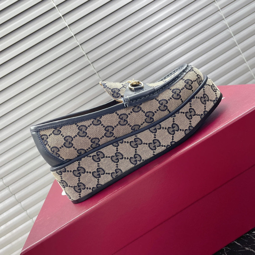 GUCCI HORSEBIT PLATFORM LOAFER IN TAN BEIGEMONOGRAM JACQUARD FABRIC AND NAVY BLUE CALFSKIN