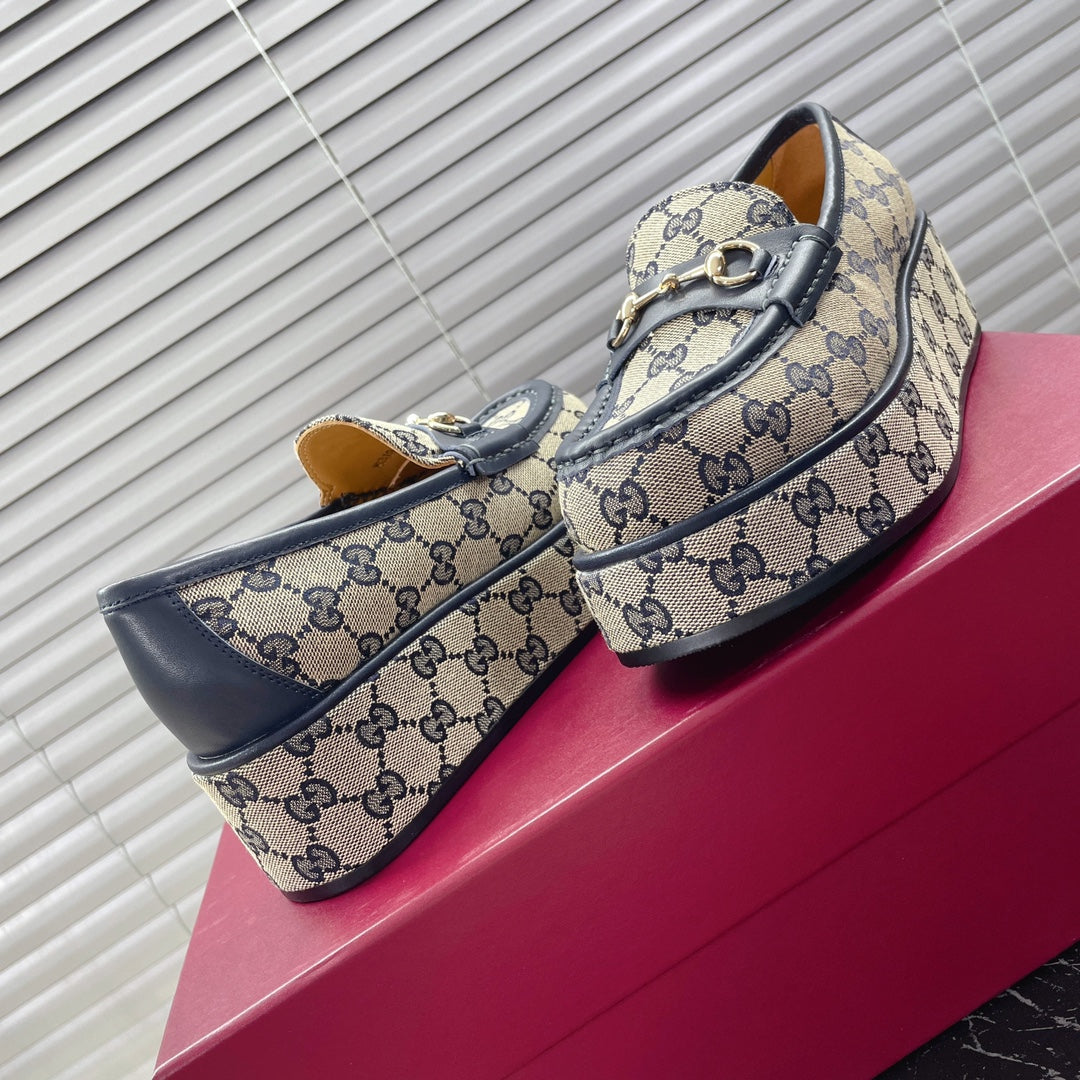 GUCCI HORSEBIT PLATFORM LOAFER IN TAN BEIGEMONOGRAM JACQUARD FABRIC AND NAVY BLUE CALFSKIN