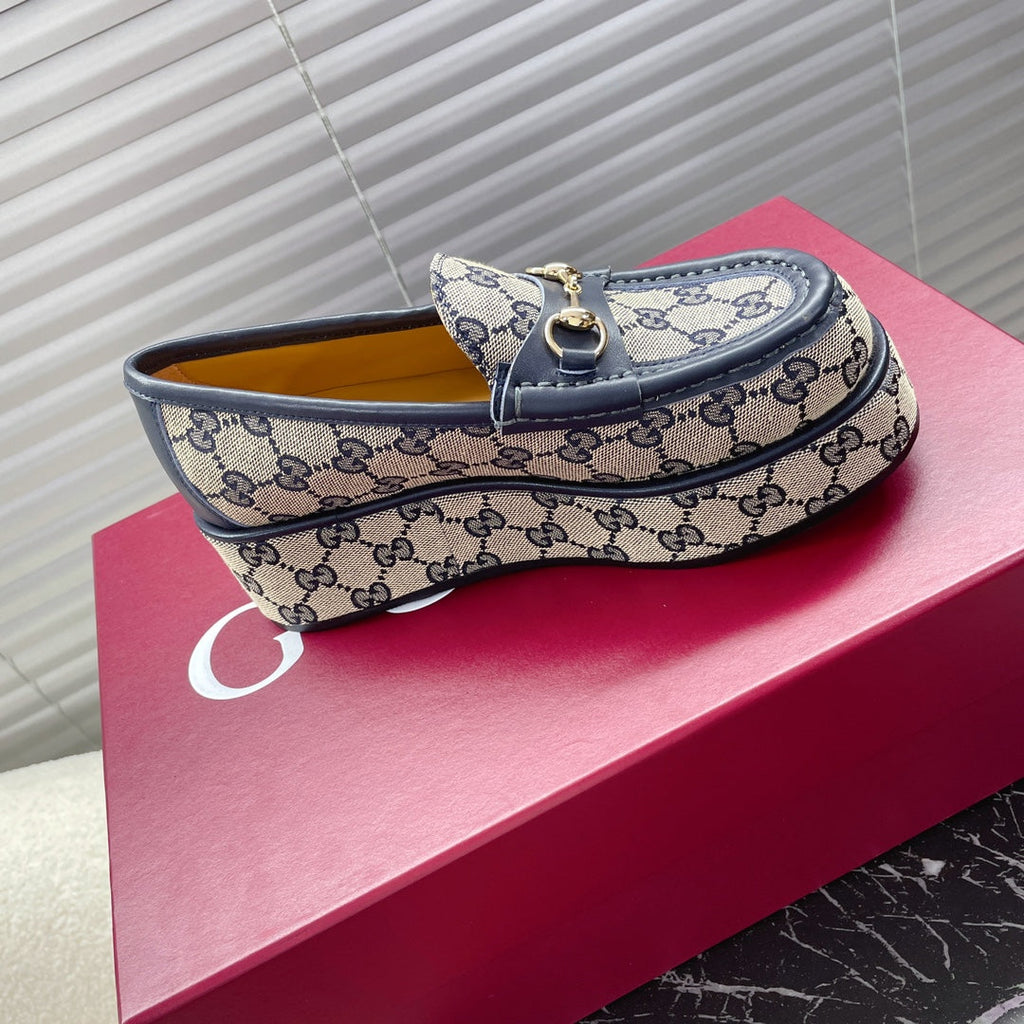 GUCCI HORSEBIT PLATFORM LOAFER IN TAN BEIGEMONOGRAM JACQUARD FABRIC AND NAVY BLUE CALFSKIN
