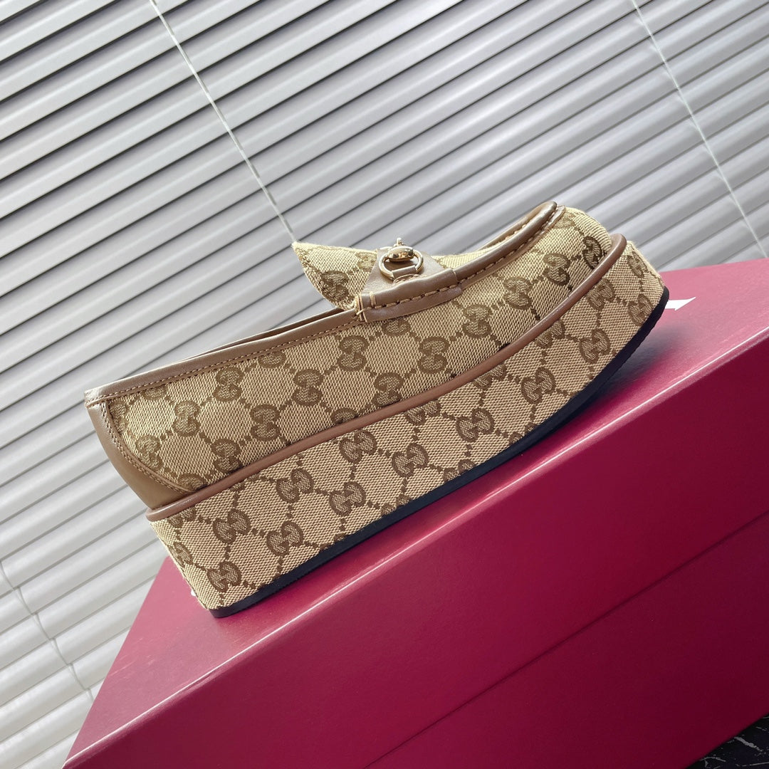 GUCCI HORSEBIT PLATFORM LOAFER IN TAN BEIGE MONOGRAM JACQUARD FABRIC