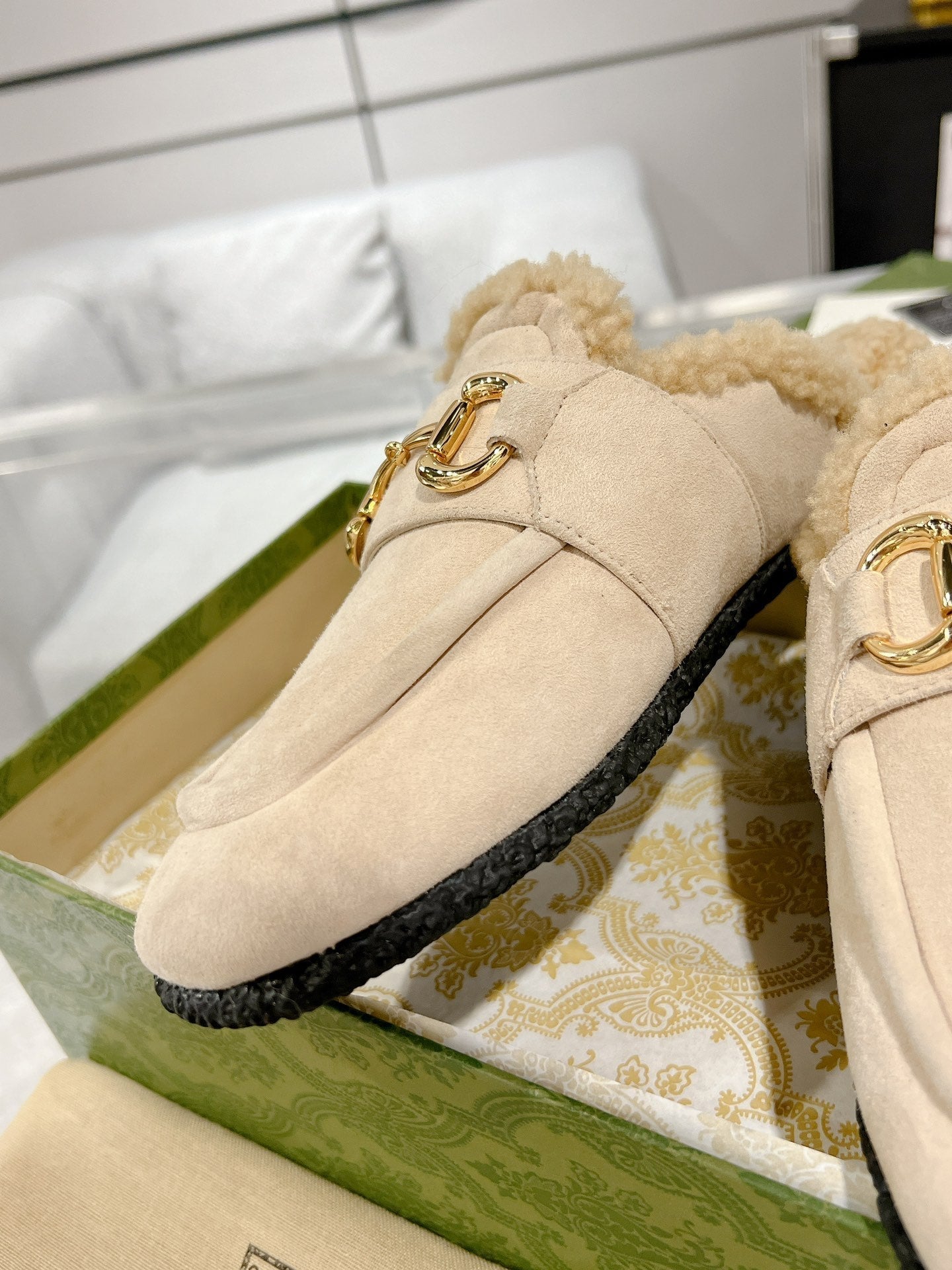 GUCCI HORSEBIT MULE IN BEIGE SUEDE AND FLEECE LINING