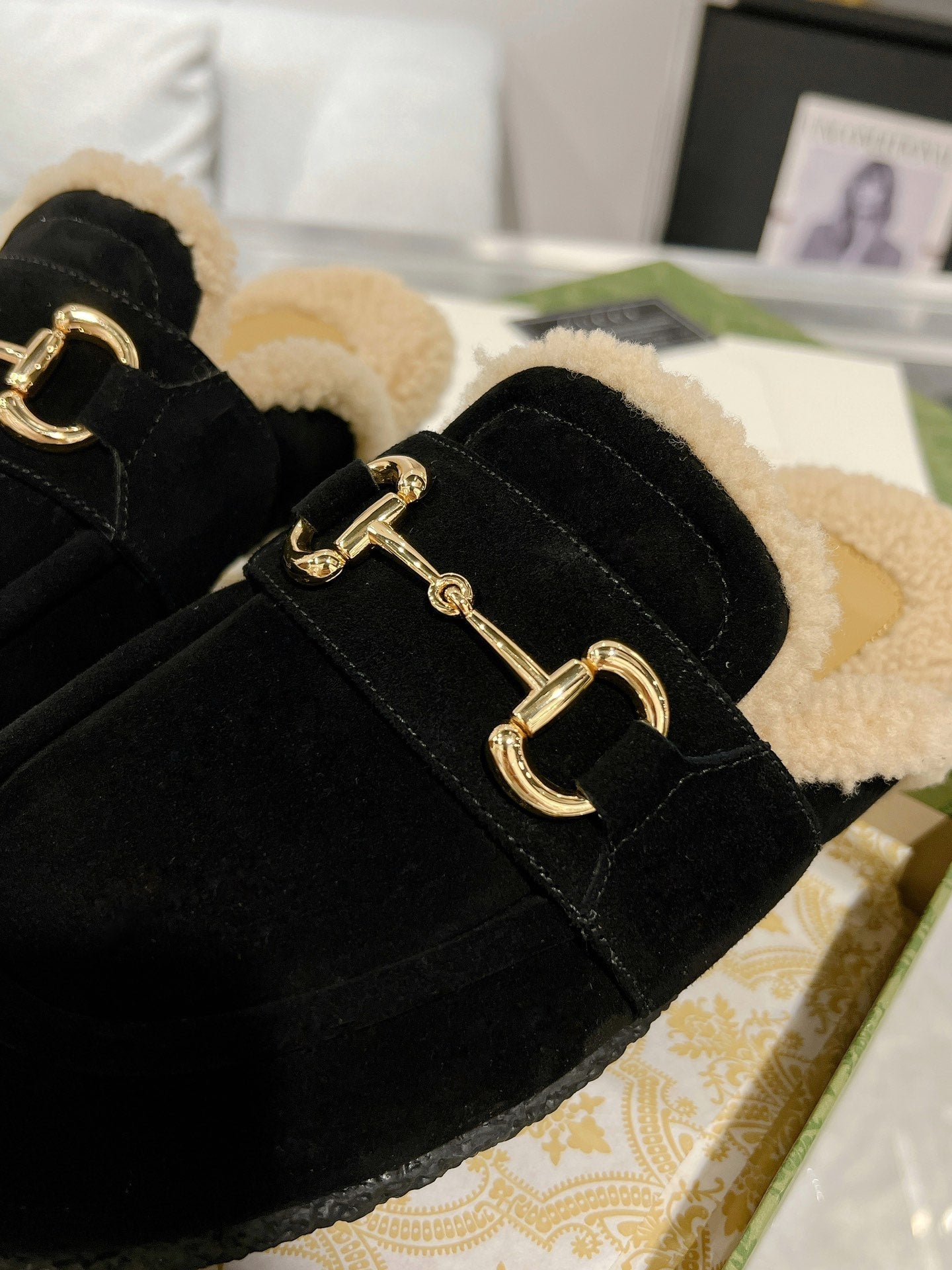 GUCCI HORSEBIT MULE IN BLACK SUEDE AND FLEECE LINING