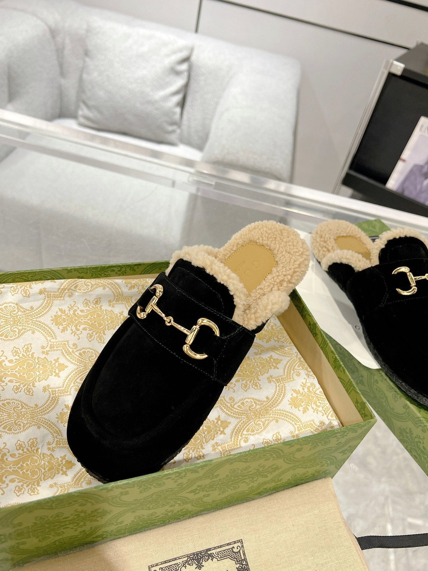 GUCCI HORSEBIT MULE IN BLACK SUEDE AND FLEECE LINING