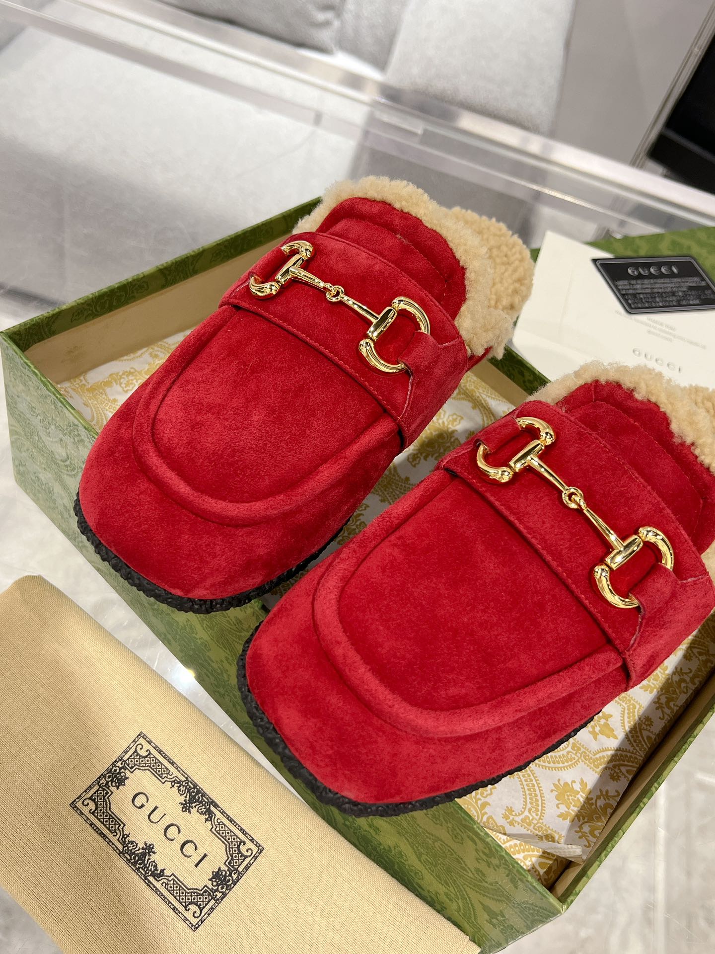 GUCCI HORSEBIT MULE IN RED SUEDE AND FLEECE LINING